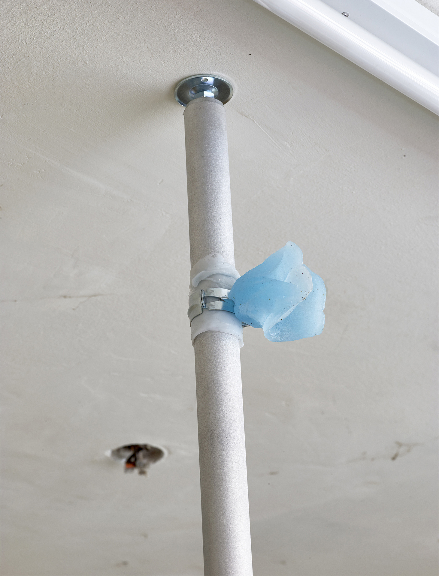 Cecilie Skov, Spill over Spill, 2020, Paraffin wax, pigment, silicone, sandblasted aluminum, steel, H: 150cm.