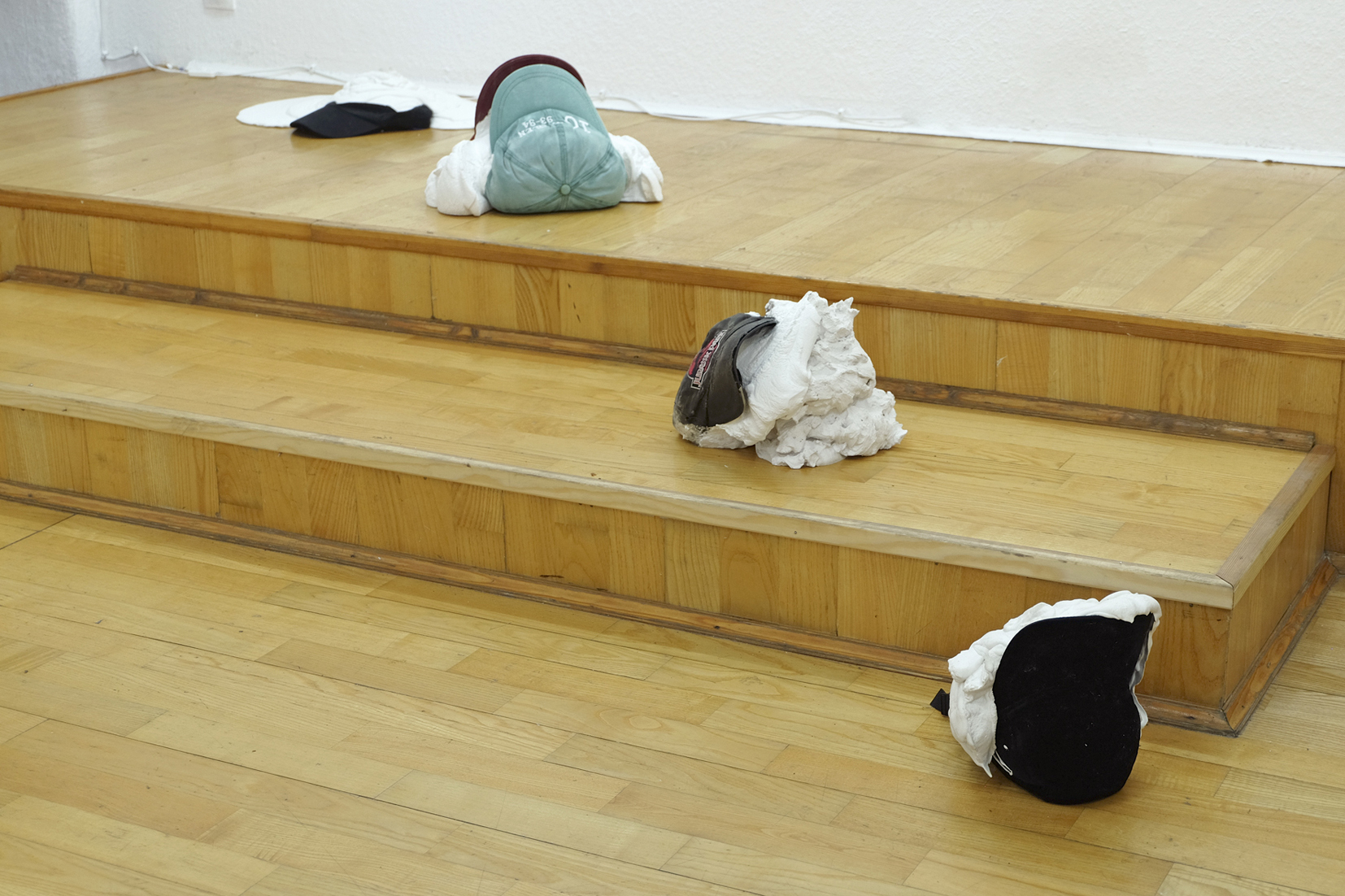 Larissa Mühlrath, Schöpfen, 2020, 4 Objects made of capis, plaster