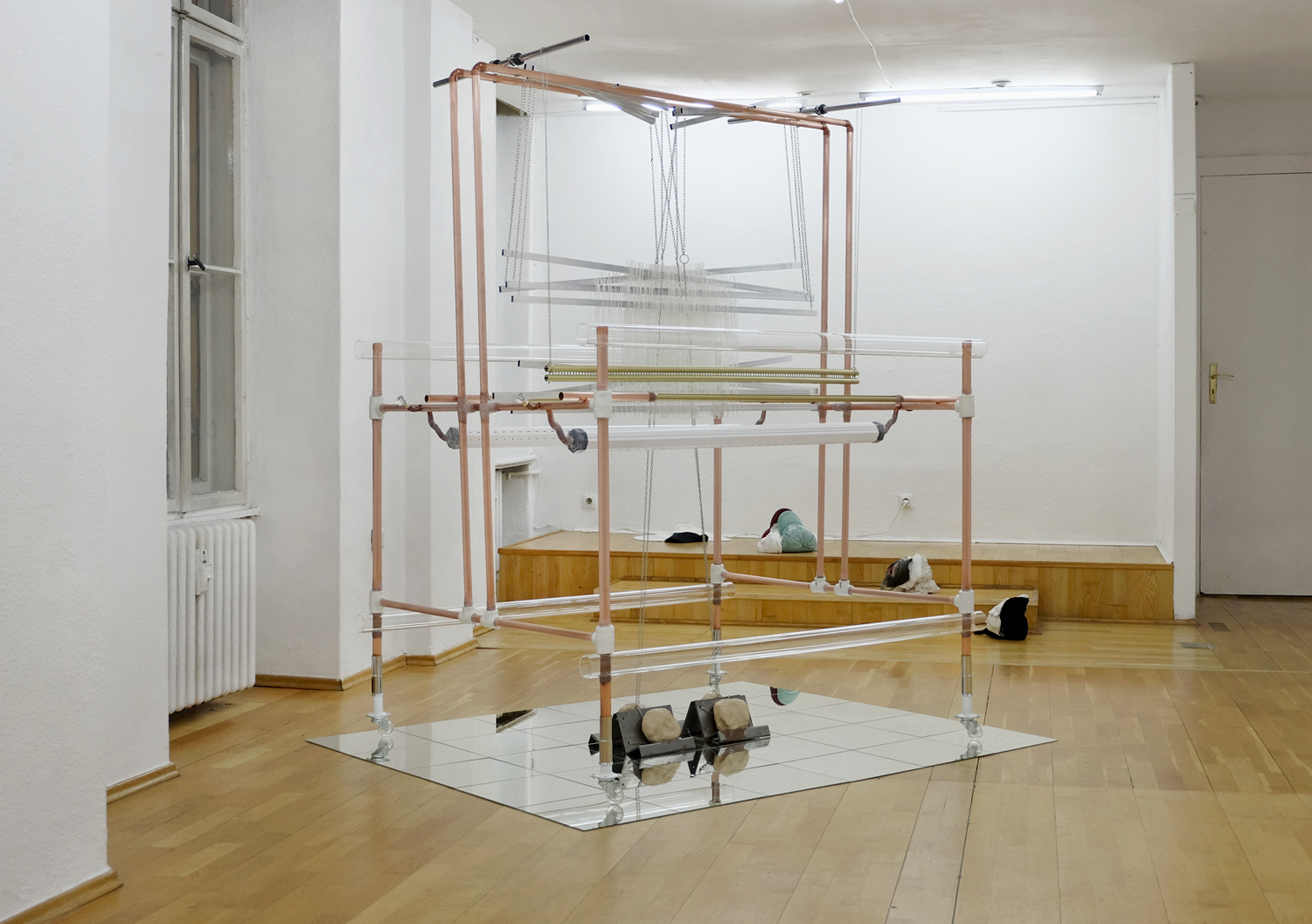 Dana Lorenz, Loomed Body, 2019, 150x220x130cm — i.a. copper tubes, acrylic pipes, screws, plastic connections, transparent repair tape, nylon threads, aluminium bars, round steel chains, clay, mirror