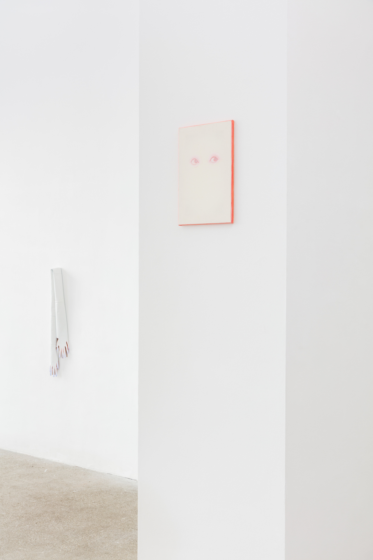 Sarah Bechter, Untitled (bundle of nerves), 2020, oil on leather, 100 x 20 x 8 cm Sarah Bechter, Untitled (Hi!), 2020, oil on canvas, 45 x 30 cm