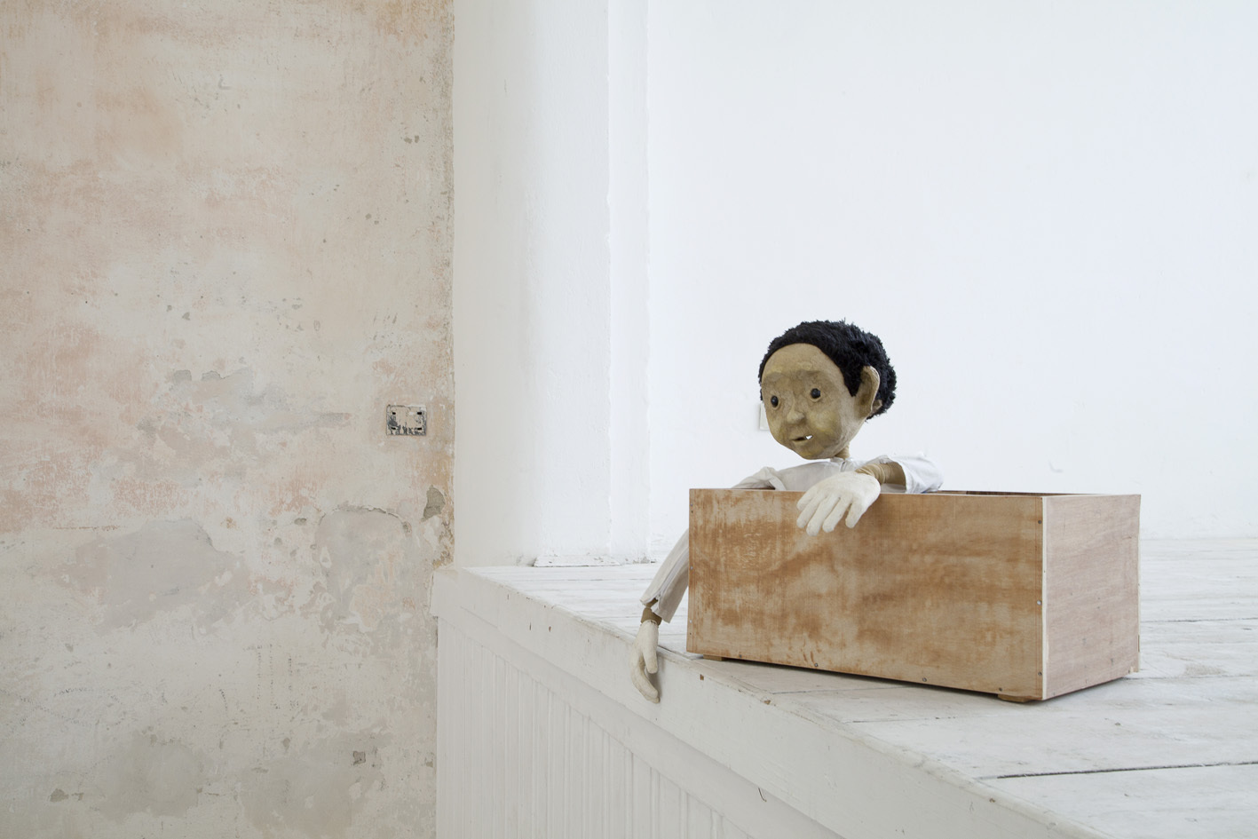 Dejan Kaludjerovic - in collaboration with Iwan Effendi, "Si Tompel", 2017, handmade puppet, wood box