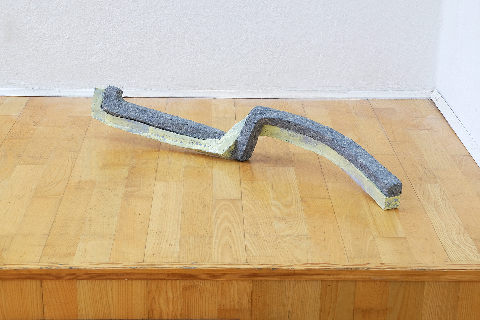 Lisa Tiemann, Couple X, ceramic, glaze, paper, 90 × 20 × 25 cm, 2018