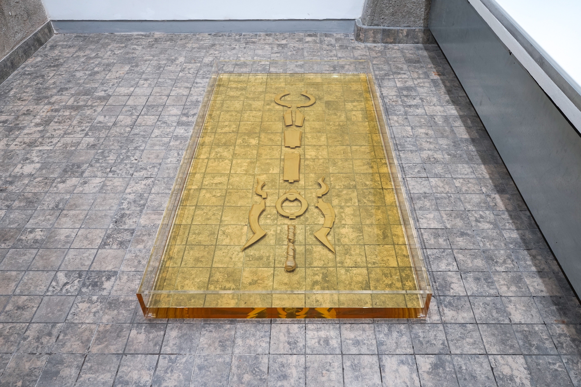 Mia Bencun, 3D Divination: Pacifying the spirits I (2019), Oil, ceramics, plexiglass, 160 x 86 x 15 cm.