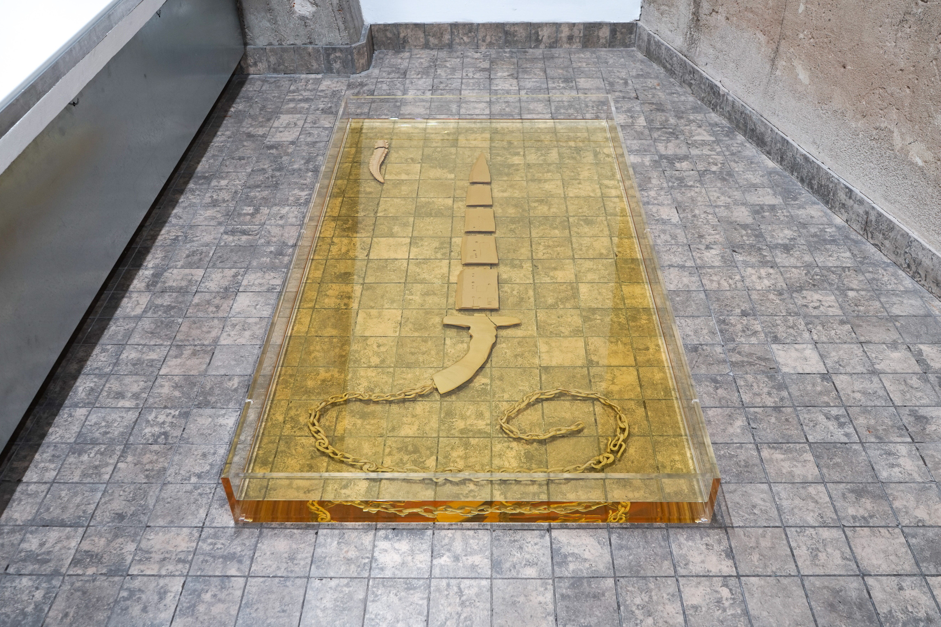 Mia Bencun, 3D Divination: Pacifying the spirits II (2019), Oil, ceramics, plexiglass, 160 x 86 x 15 cm.