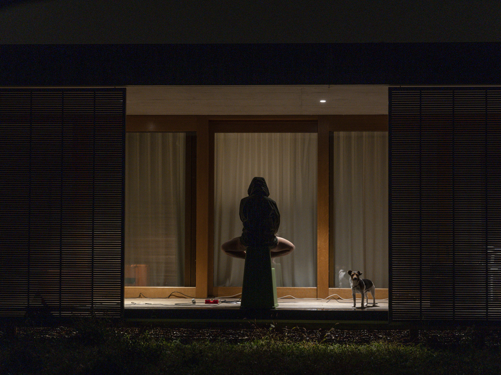 Florence Peake, Cave, performative reading (2020), Photo: Julien Gremaud