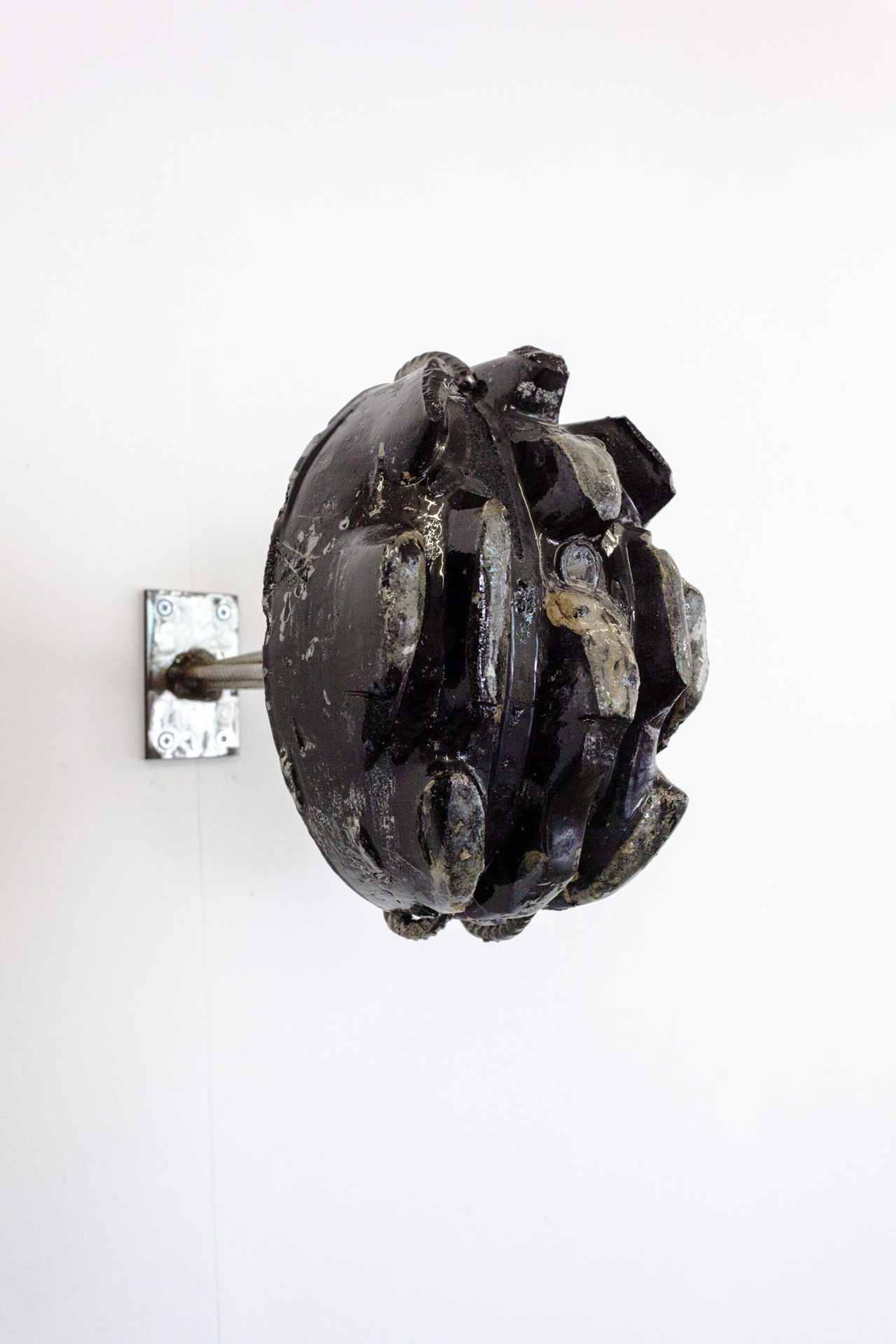 Nora Aurrekoetxea, kasko / bat / helmet, Jesmonite, clay, resin, stainless steel, rebars