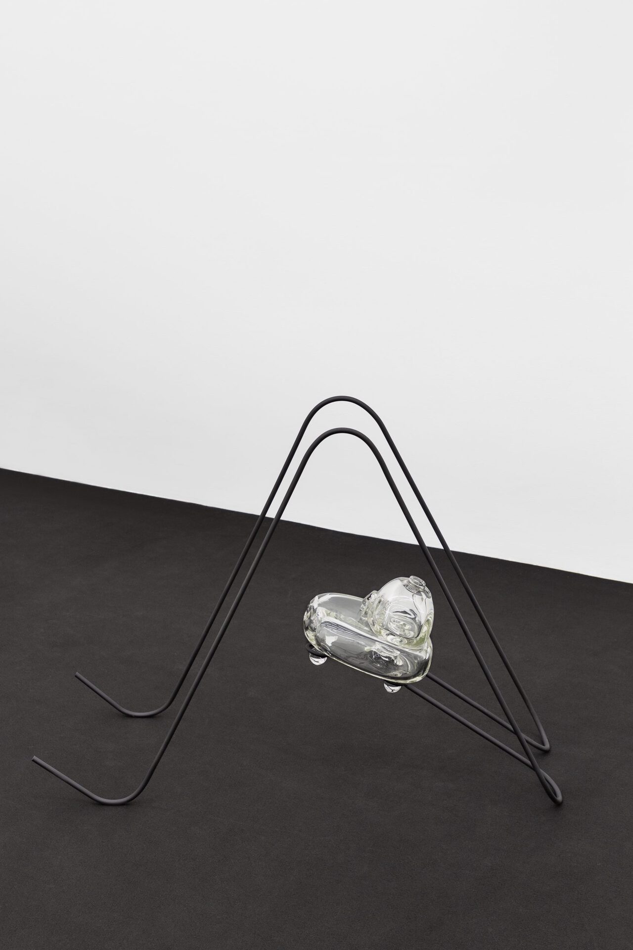 Andreia Santana, Soul House (Henrique). 2020. Hand blown crystal glass, metal coated steel. 86,5x 36x 115 cm, ©Bruno Lopes