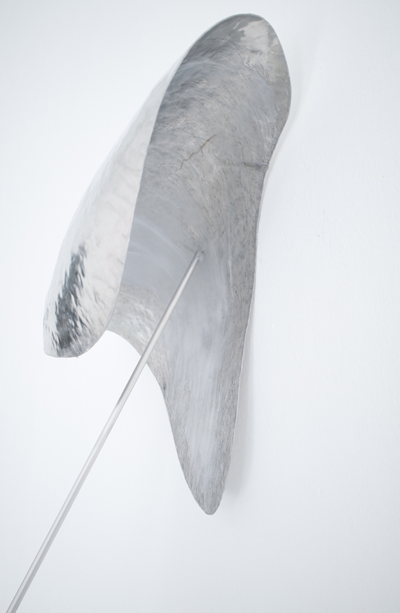 red light reflex, 2020, aluminium rod, handmade aluminium sheet, Vaseline, 5-pcs., variable size ©liebschuh