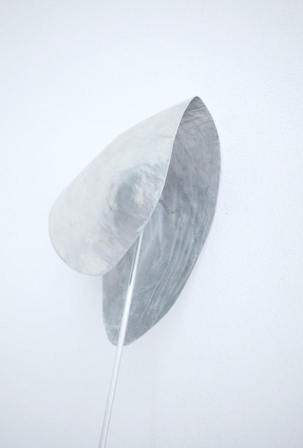 red light reflex, 2020, aluminium rod, handmade aluminium sheet, Vaseline, 5-pcs., variable size ©liebschuh