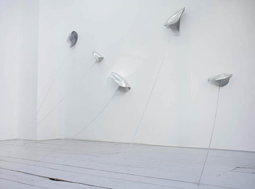 red light reflex, 2020, aluminium rod, handmade aluminium sheet, Vaseline, 5-pcs., variable size ©liebschuh