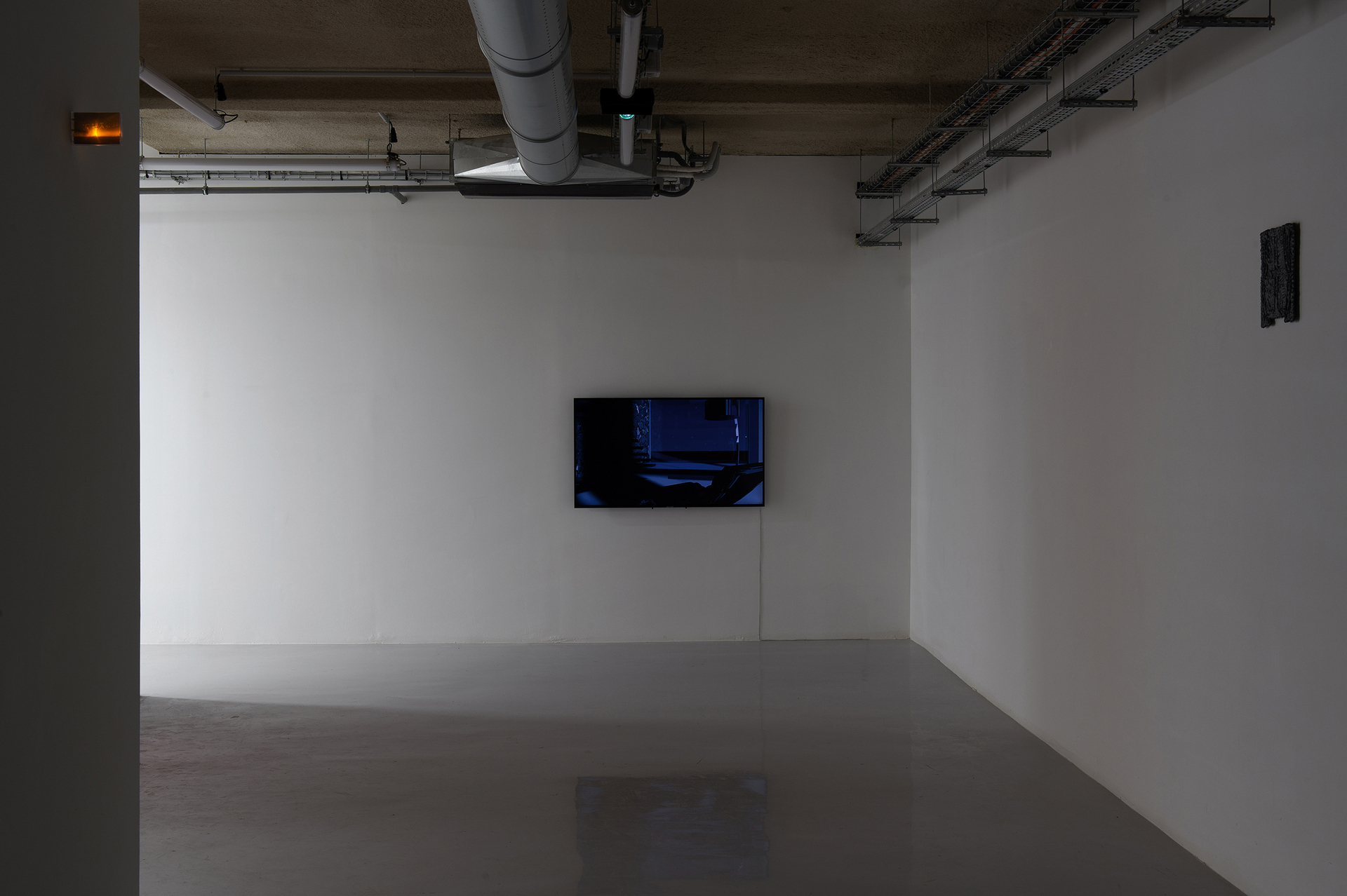 Xiaoshi Vivian Vivian Qin, Hoi Kok, 2018, Installation; Alice dos Reis, The Real Estate Render Blackout, 2018, Video, HD / 6’37’’ / Color / silent; Sebastian Jefford, 98a (Cold Night), 2020, Polyurethane foam, acrylic, plastic