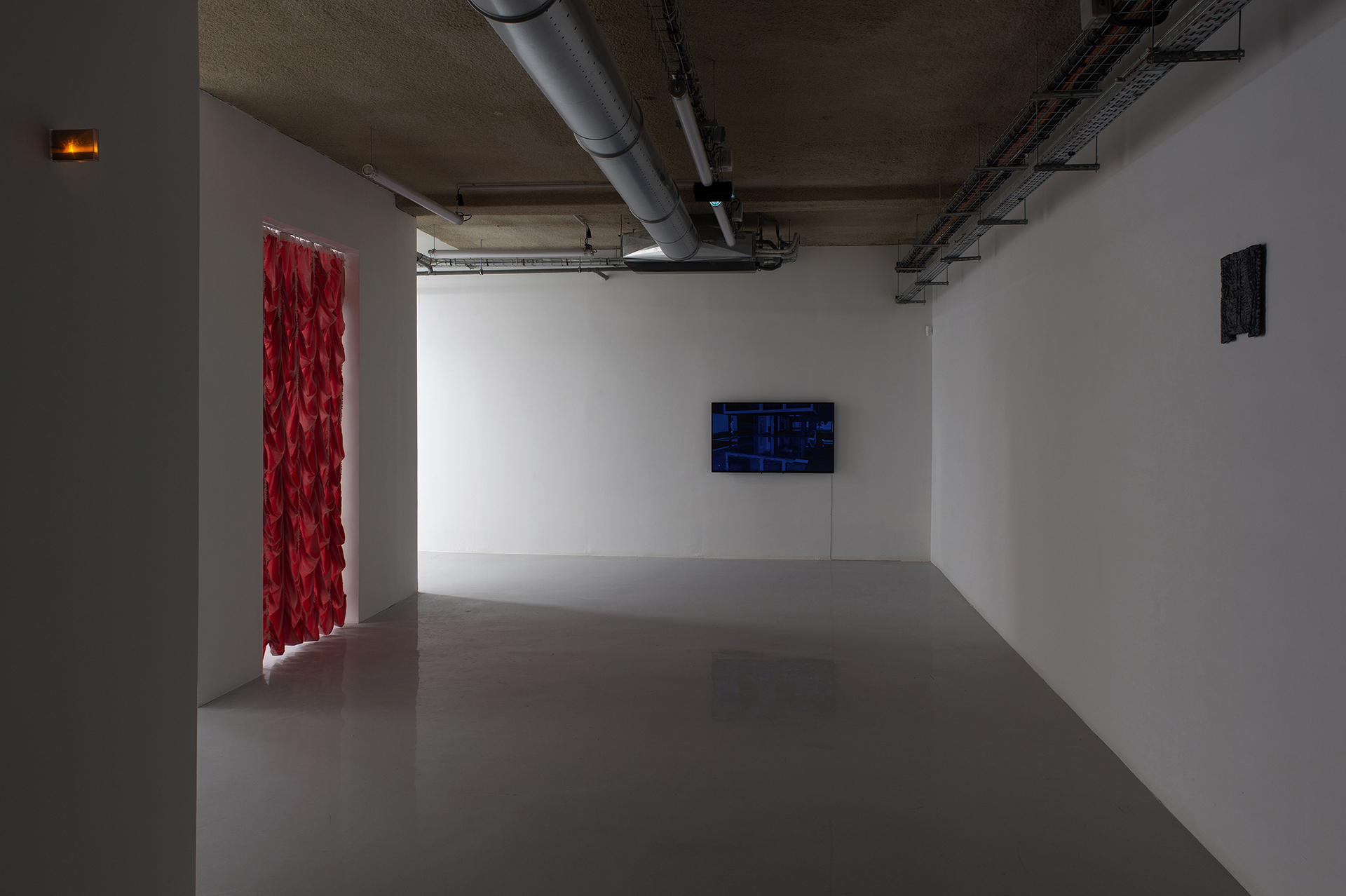 Xiaoshi Vivian Vivian Qin, Hoi Kok, 2018, Installation; Alice dos Reis, The Real Estate Render Blackout, 2018, Video, HD / 6’37’’ / Color / silent; Sebastian Jefford, 98a (Cold Night), 2020, Polyurethane foam, acrylic, plastic; Hanne Lippard, Cunt, 2018, Draped silk-curtain