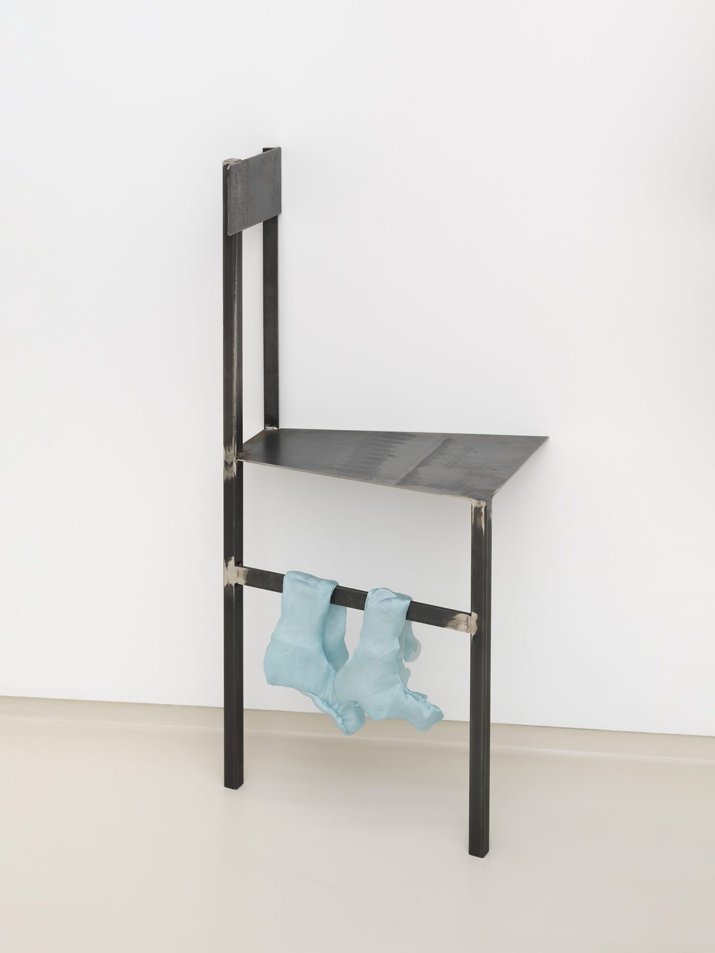 Lucia Leuci, Ritorno a casa, 2020 Iron, silk, 91x37x25 cm