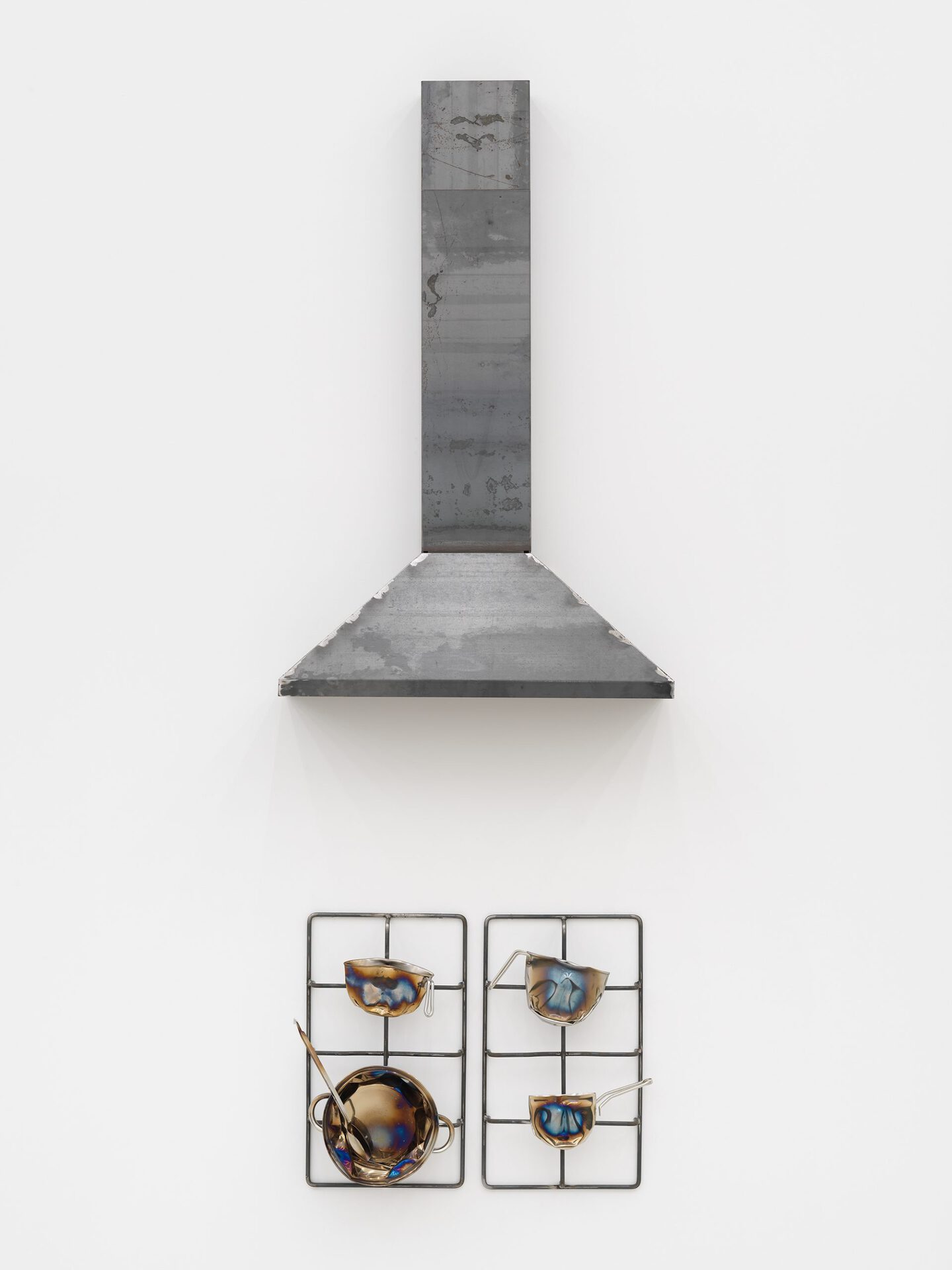 Lucia Leuci, Focolare sospeso, 2020 Iron, steel, 204x70x20 cm