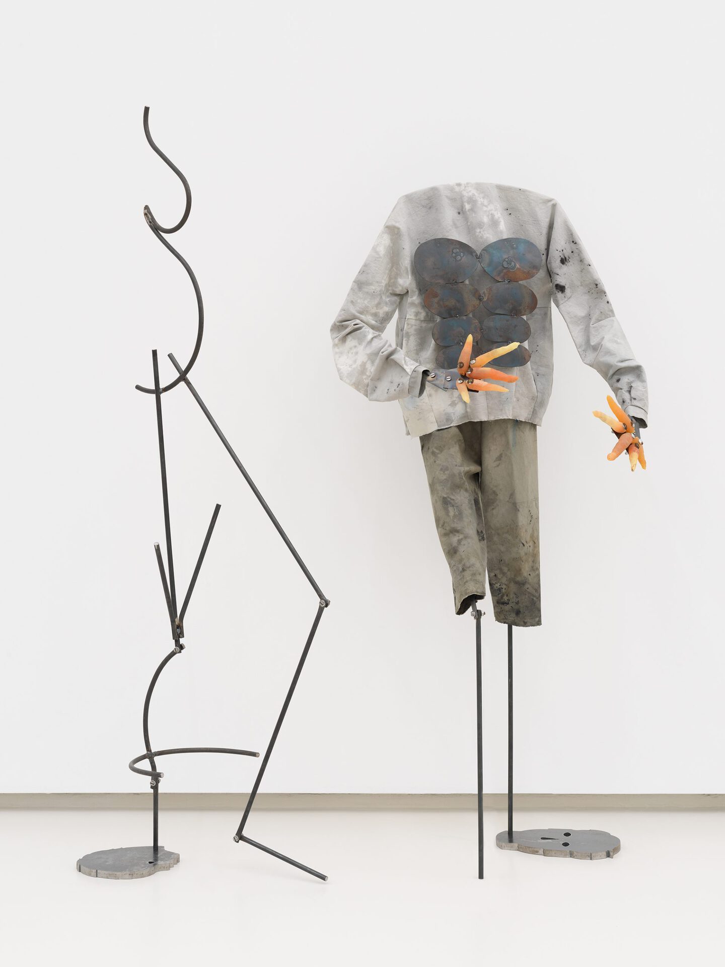 Lucia Leuci, Partoriente, 2020 Iron, 155x38x74 cm +
Lucia Leuci, Raccoglitore di carote, 2020 Iron, fabric, pigment, epoxy resin, soil, 142x50x40 cm