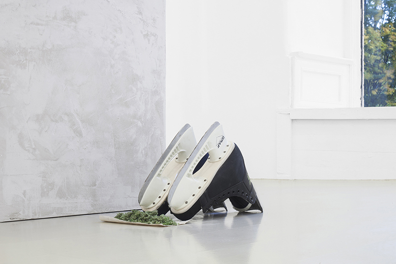 Michele Gabriele, Strong Enough ($H5), 2020 (Ice skates, pigmented silicone, acrylic paint, paper, 50 x 30 x 25 cm).