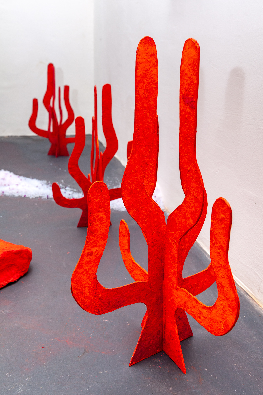 Joanna Tochman, Lego alga, 2020, pigment, carton, 70x40x40 cm