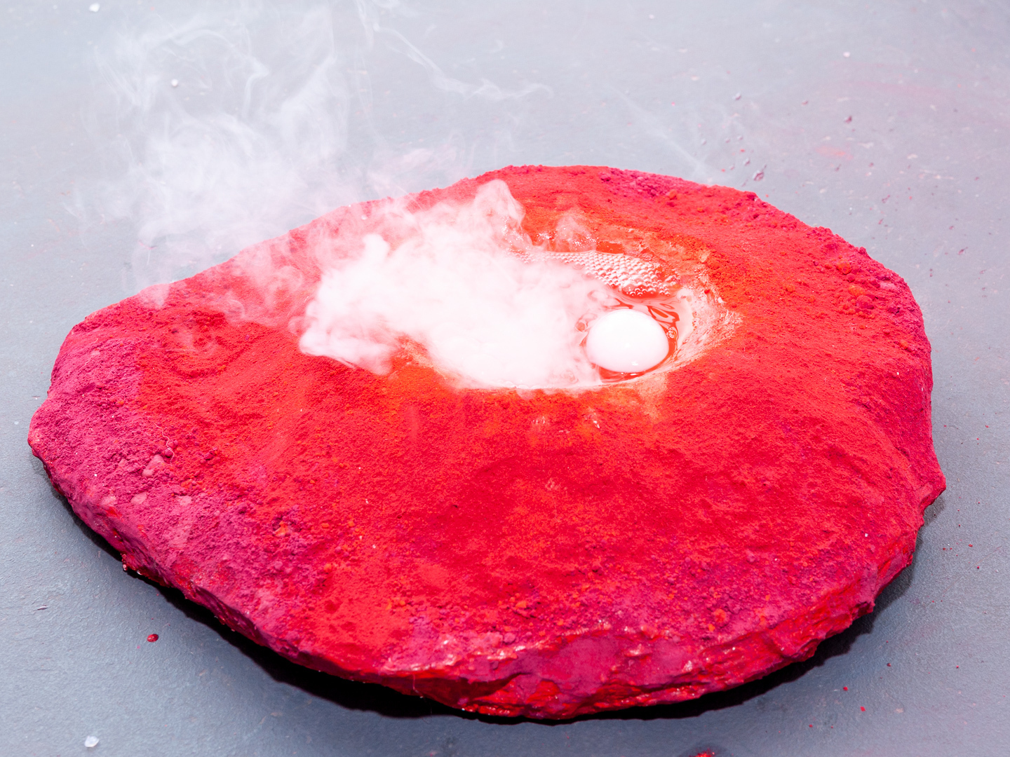 Joanna Tochman, Small geyser, 2020, pigment, gypsum, 50x30 cm