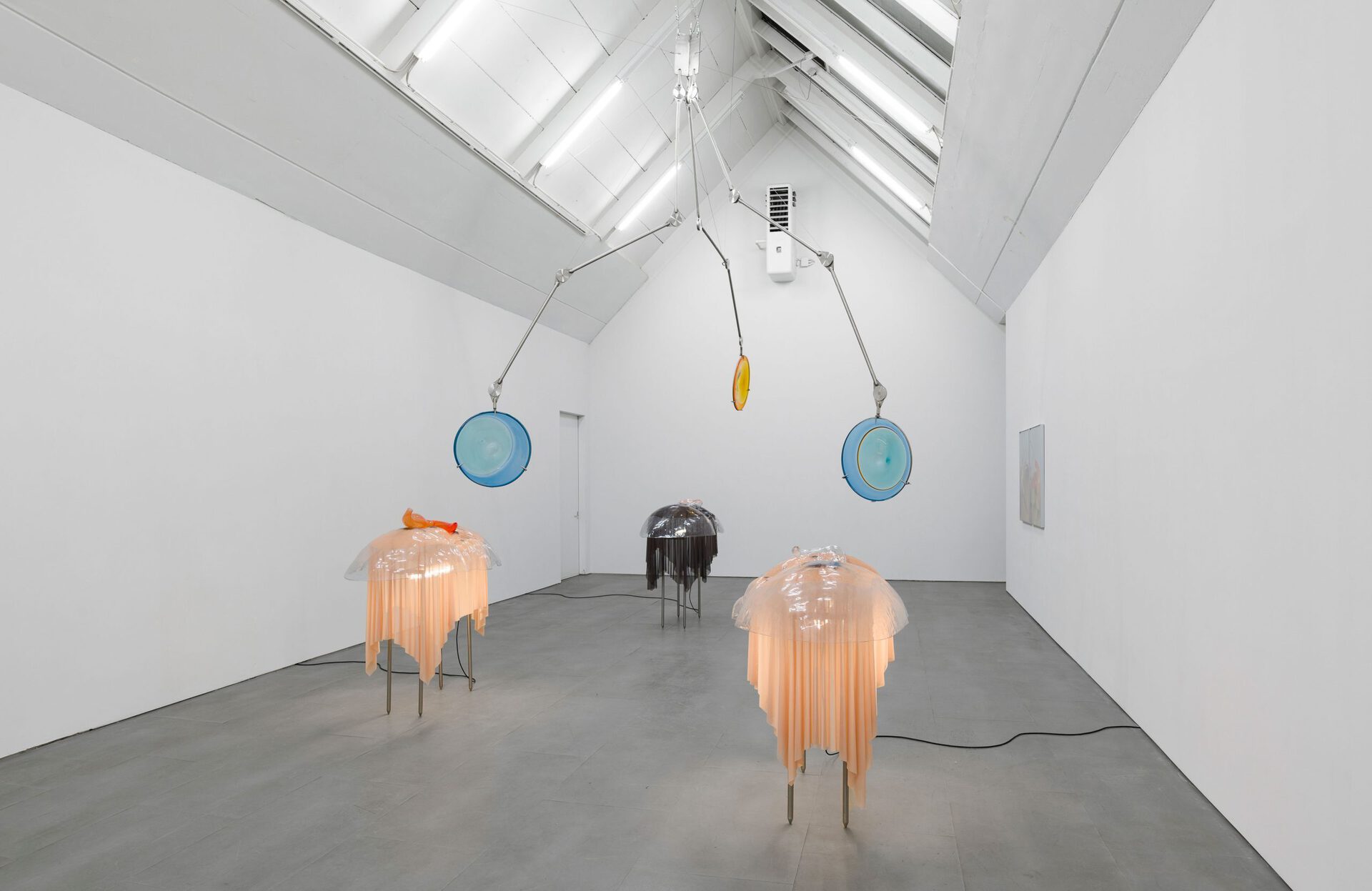 Pakui Hardware, Absent Touch, exhibition view at carlier | gebauer, Berlin, 2020. Photo: © Pakui Hardware / © Trevor Good / carlier | gebauer, Berlin/Madrid.