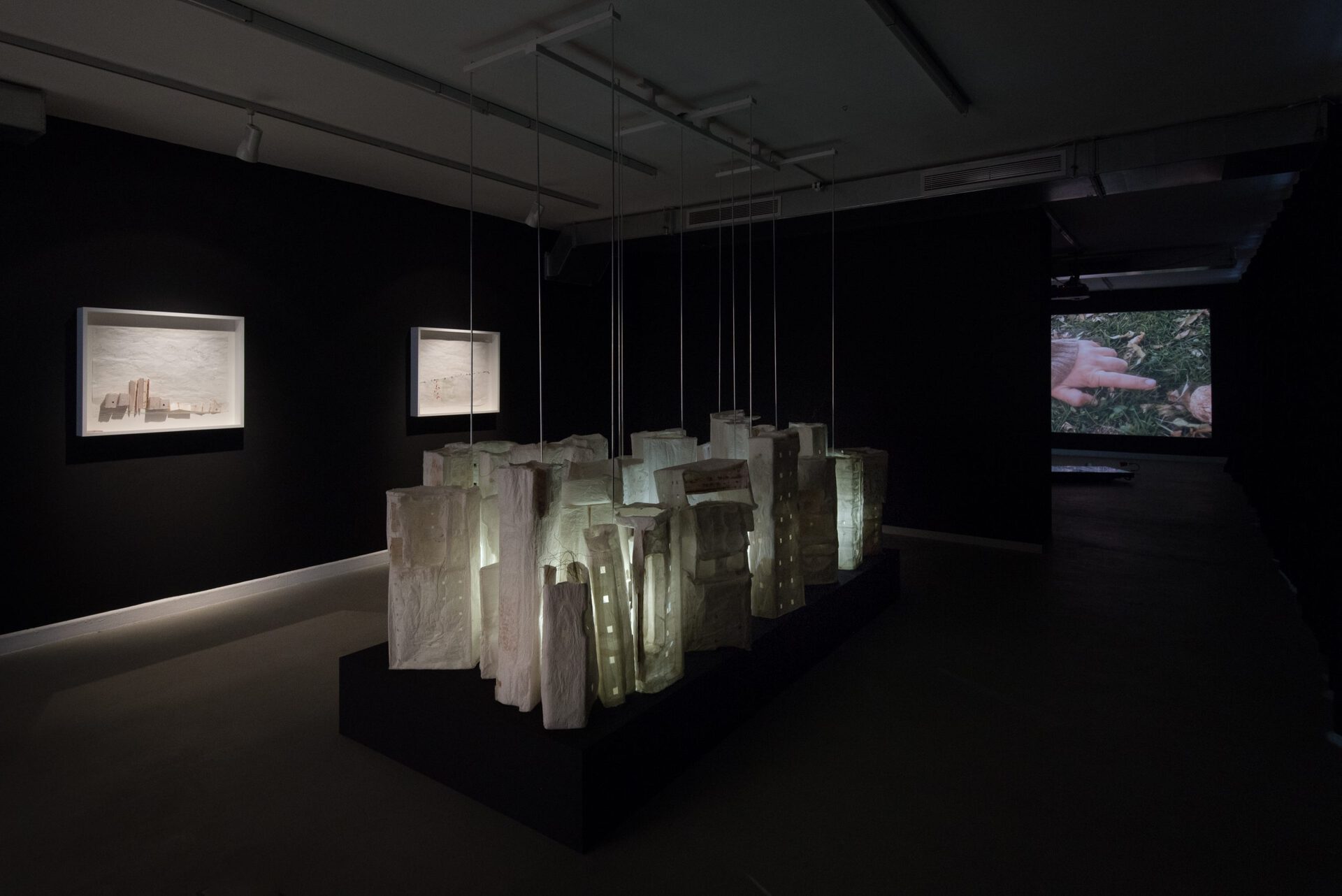 Azade Köker, Relikte der Stadt, 2018, Installation, various dimensions