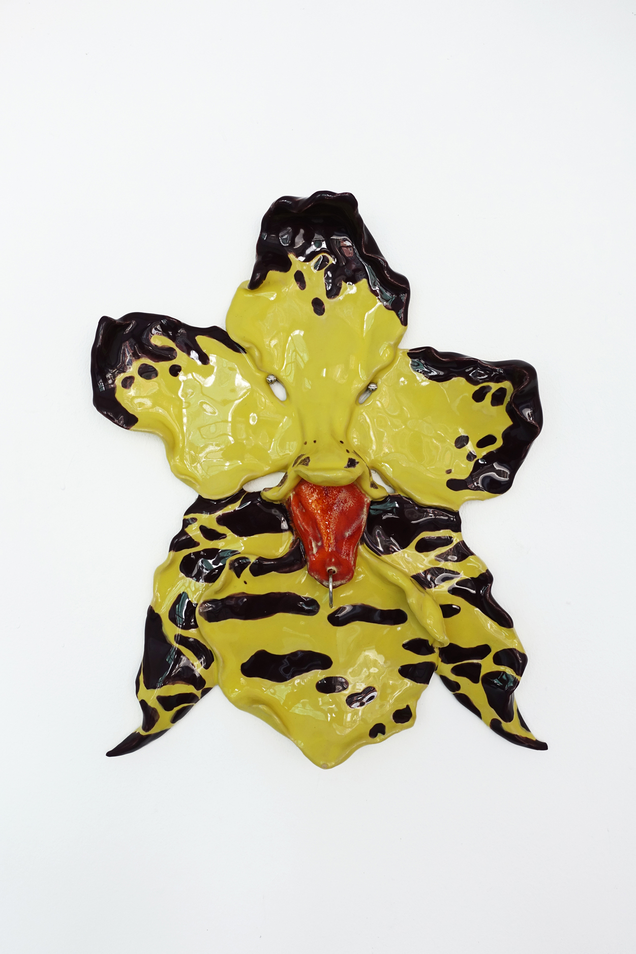Kristin Wenzel, Griffinn, 2020, glazed ceramic, nickel-plated steel 40 x 32 x 7 cm