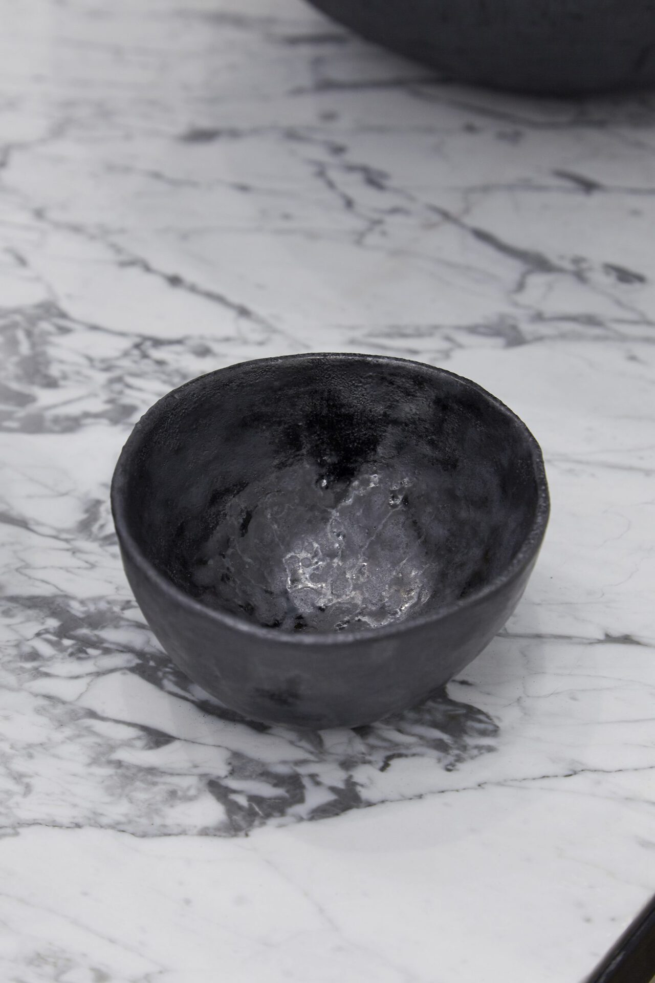 Sári Ember: Small bowl (graphite), 2020, ceramics, 7x10x9 cm, Photo: Sári Ember, courtesy of Ani Molnár Gallery