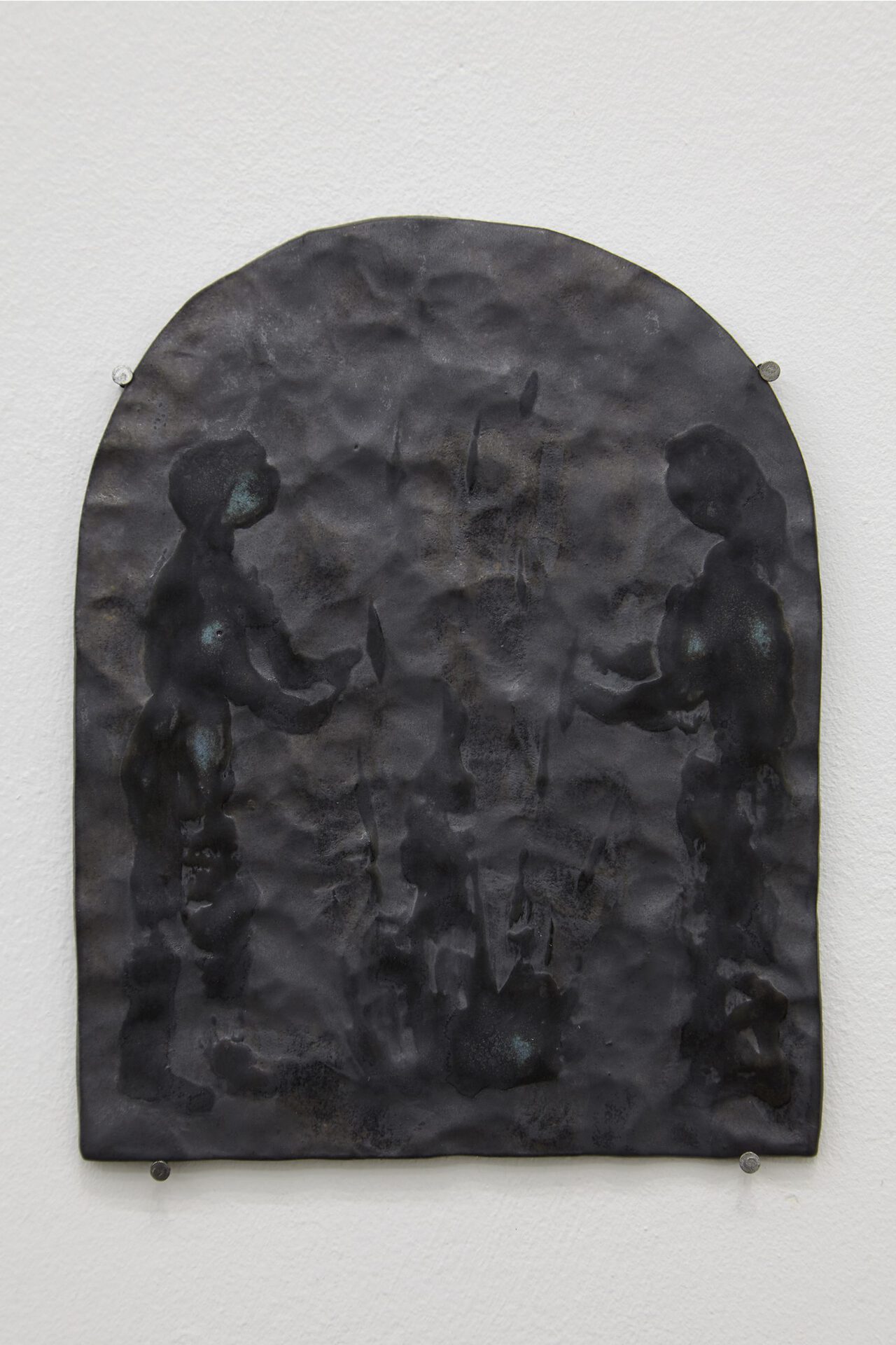 Sári Ember: Two figures with fire, 2020, ceramics, 17x13x0,5 cm, Photo: Sári Ember, courtesy of Ani Molnár Gallery