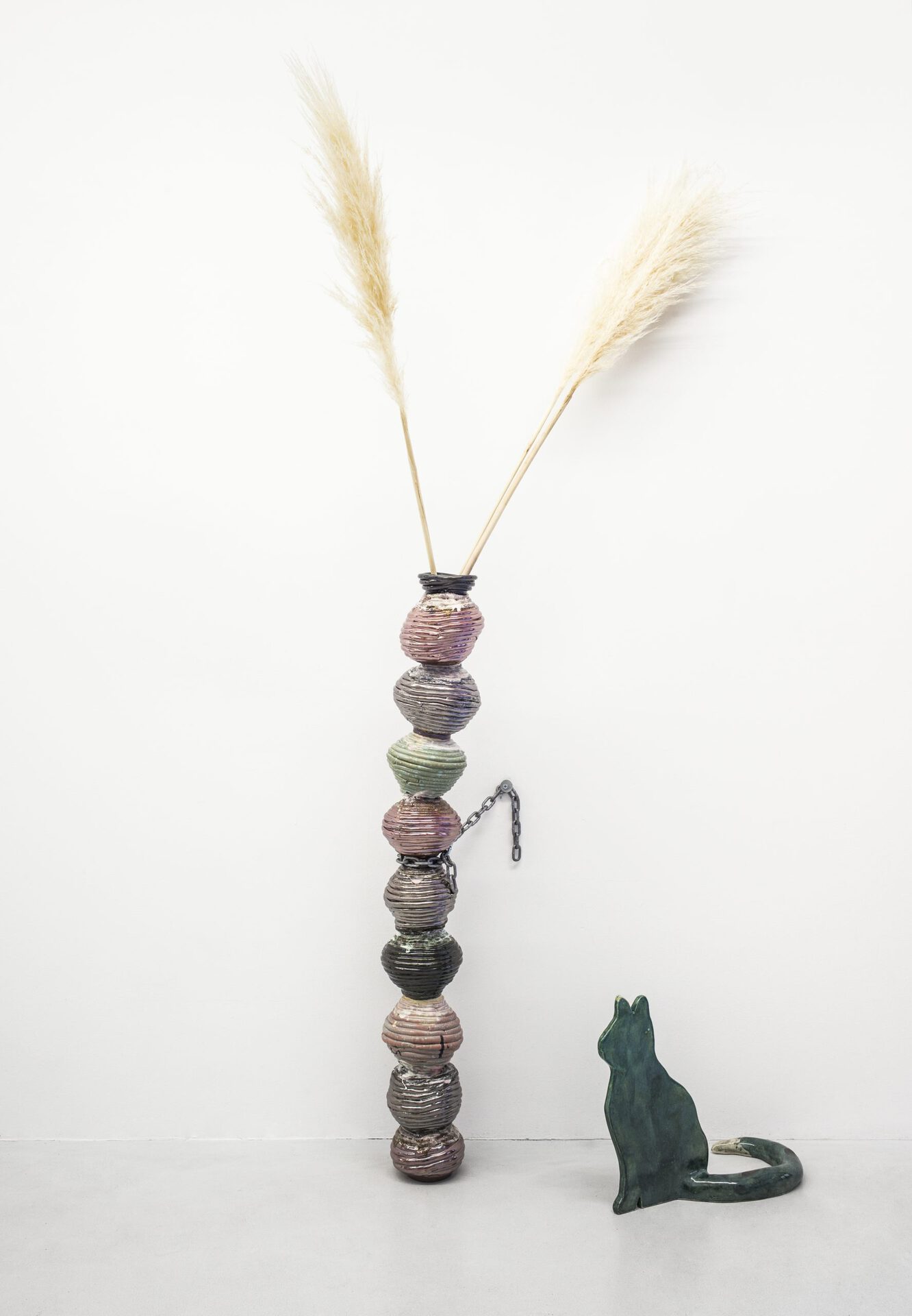 Harry Hachmeister, Gloria in Chains and Esmeralda, glazed ceramics, installation view, Straße im Sonnenlicht, 2020