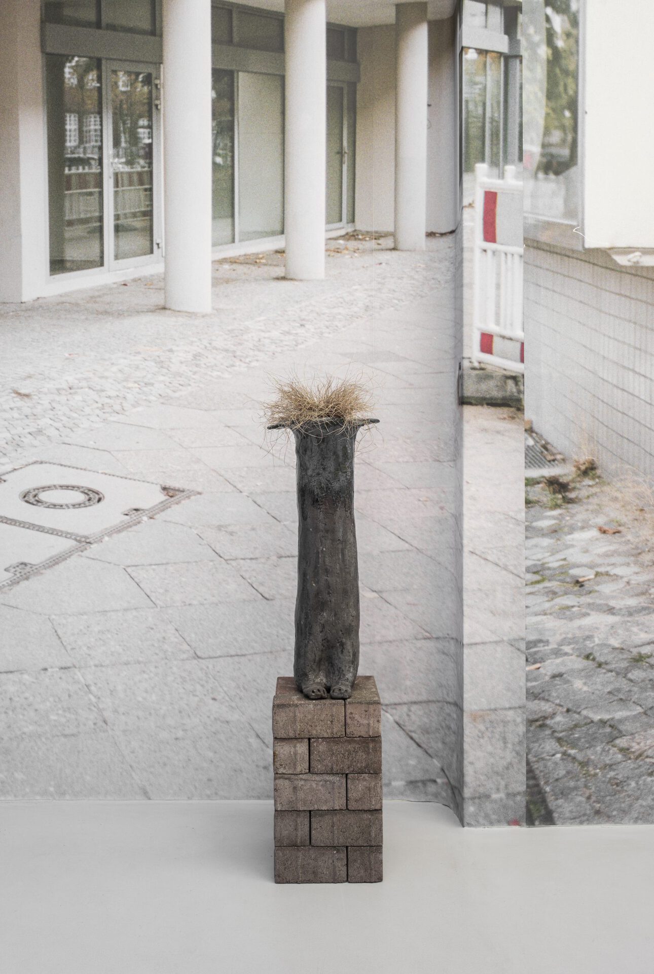 Harry Hachmeister, Gloria in Chains and Esmeralda, glazed ceramics, installation view, Straße im Sonnenlicht, 2020