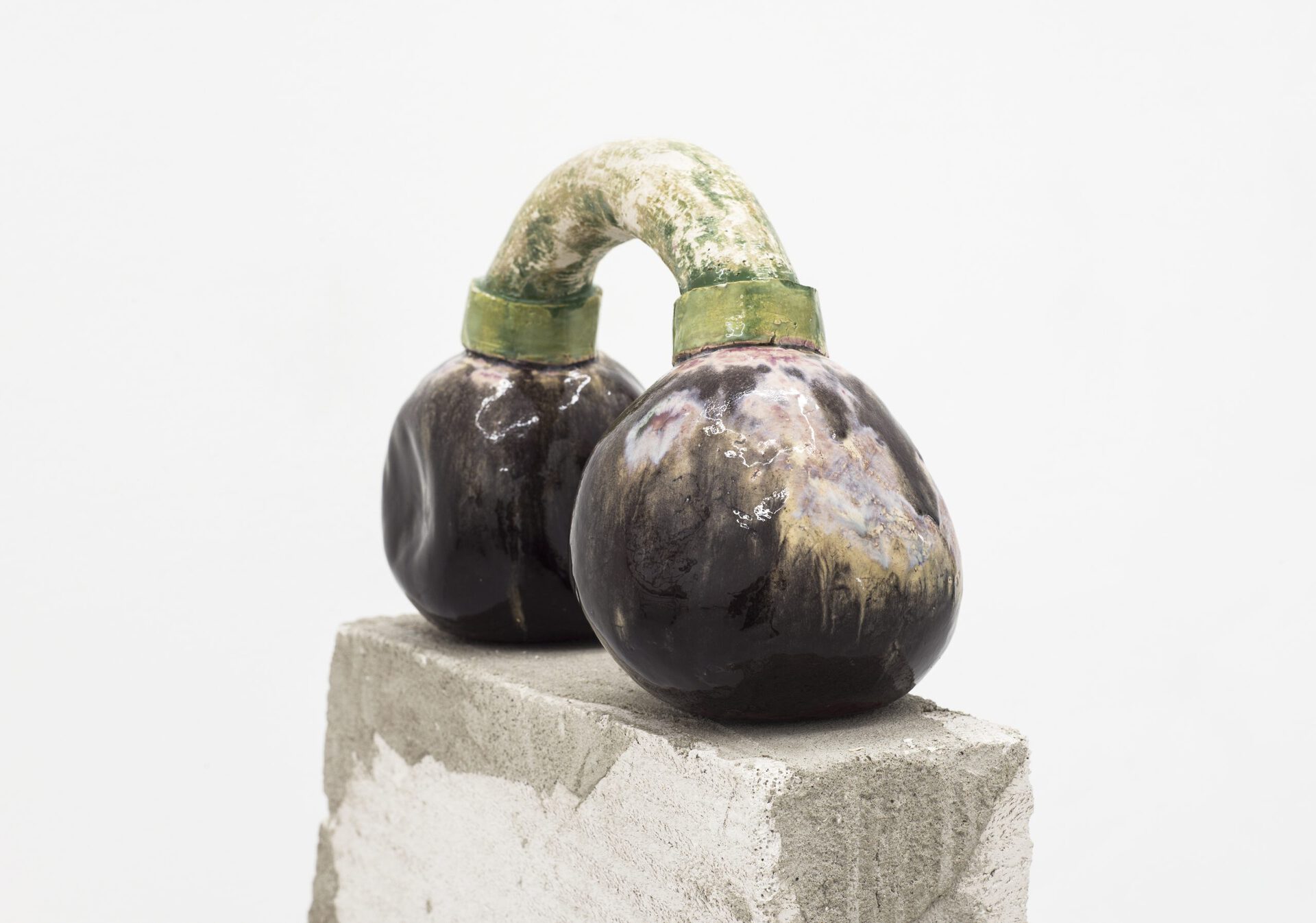 Harry Hachmeister, Squeeze, glazed ceramic, 35 x 14 x 22 cm, 2020