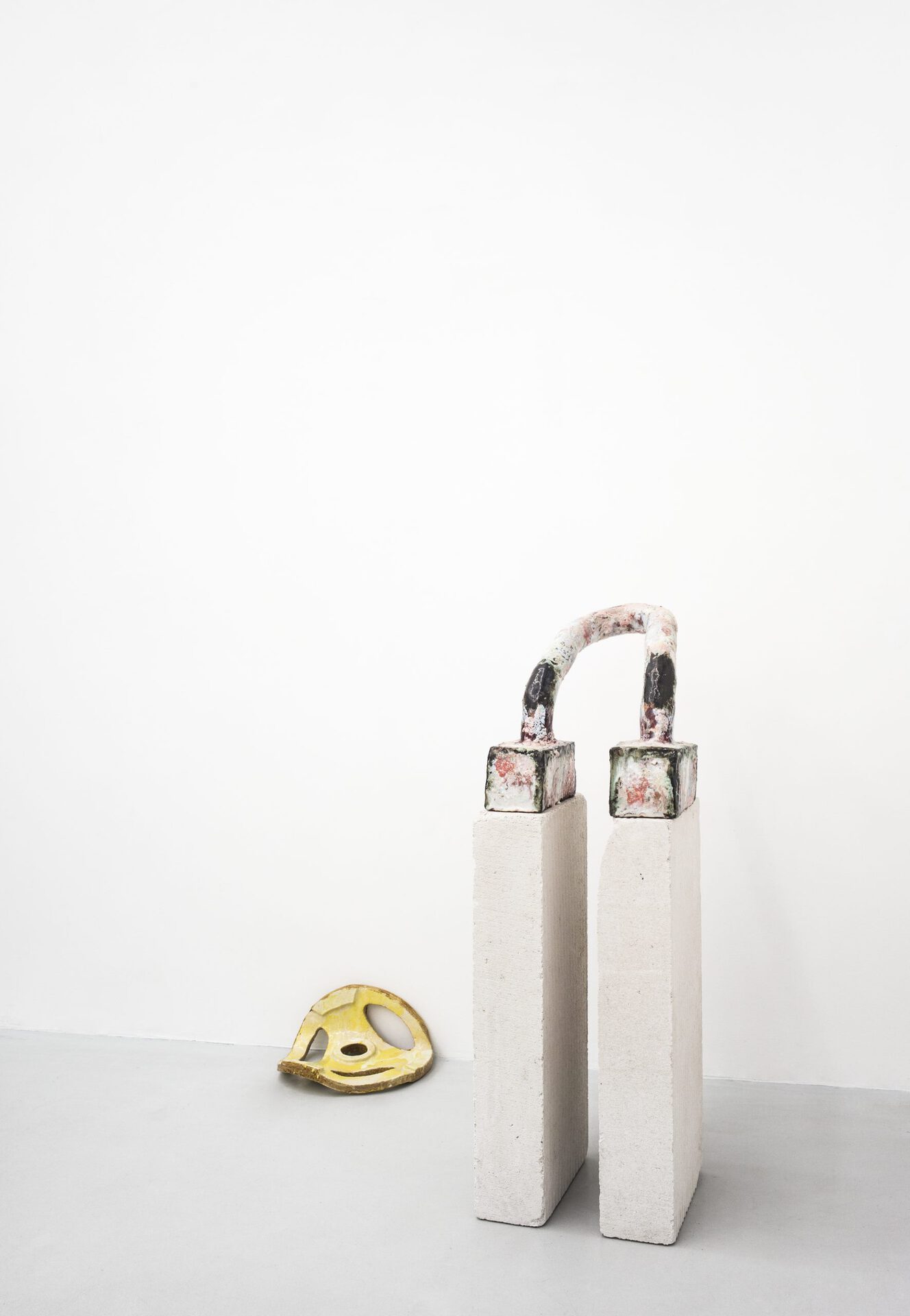 Harry Hachmeister, untitled (yellow) and Squad Baroque, glazed ceramics, installation view, 2020