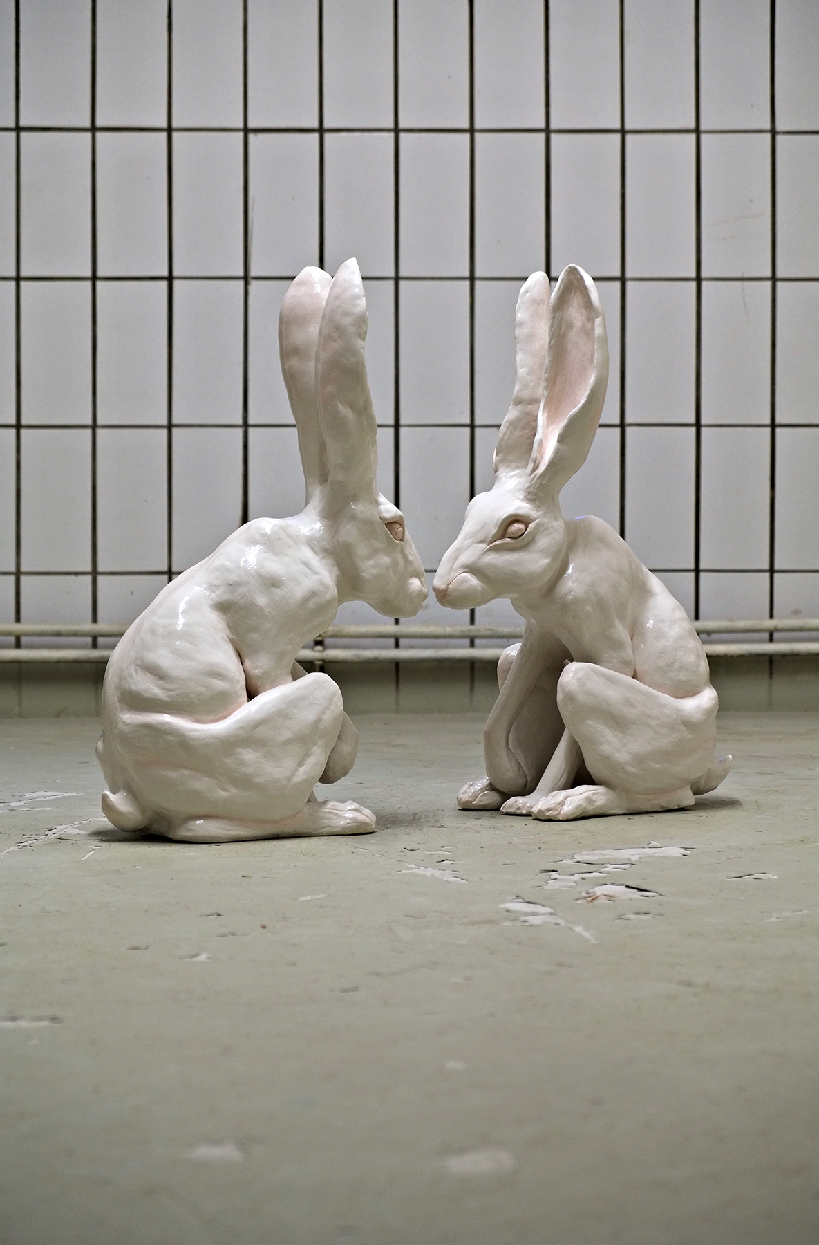 Svenja Björg Wassill, „Shapeshifters“, 2020, clay, acrylic paint and gloss varnish, two figures each 63 x 22 x 37 cm