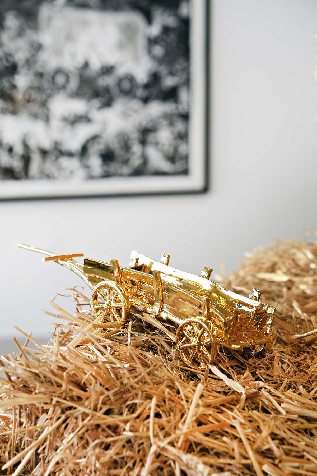 Conrad Hübbe, "Hay Wagon", 2020, clay and gold glaze, 6 x 7 x 30 cm