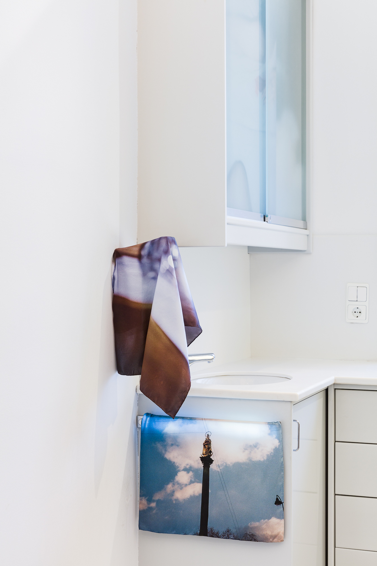 Anaïs Horn: Blue/Hour/Glass I & II, 2019, Prints on 100 % Silk Satin, 85 g, hand-stitched, each 80 x 60, photo: Kunst-Dokumentation.com