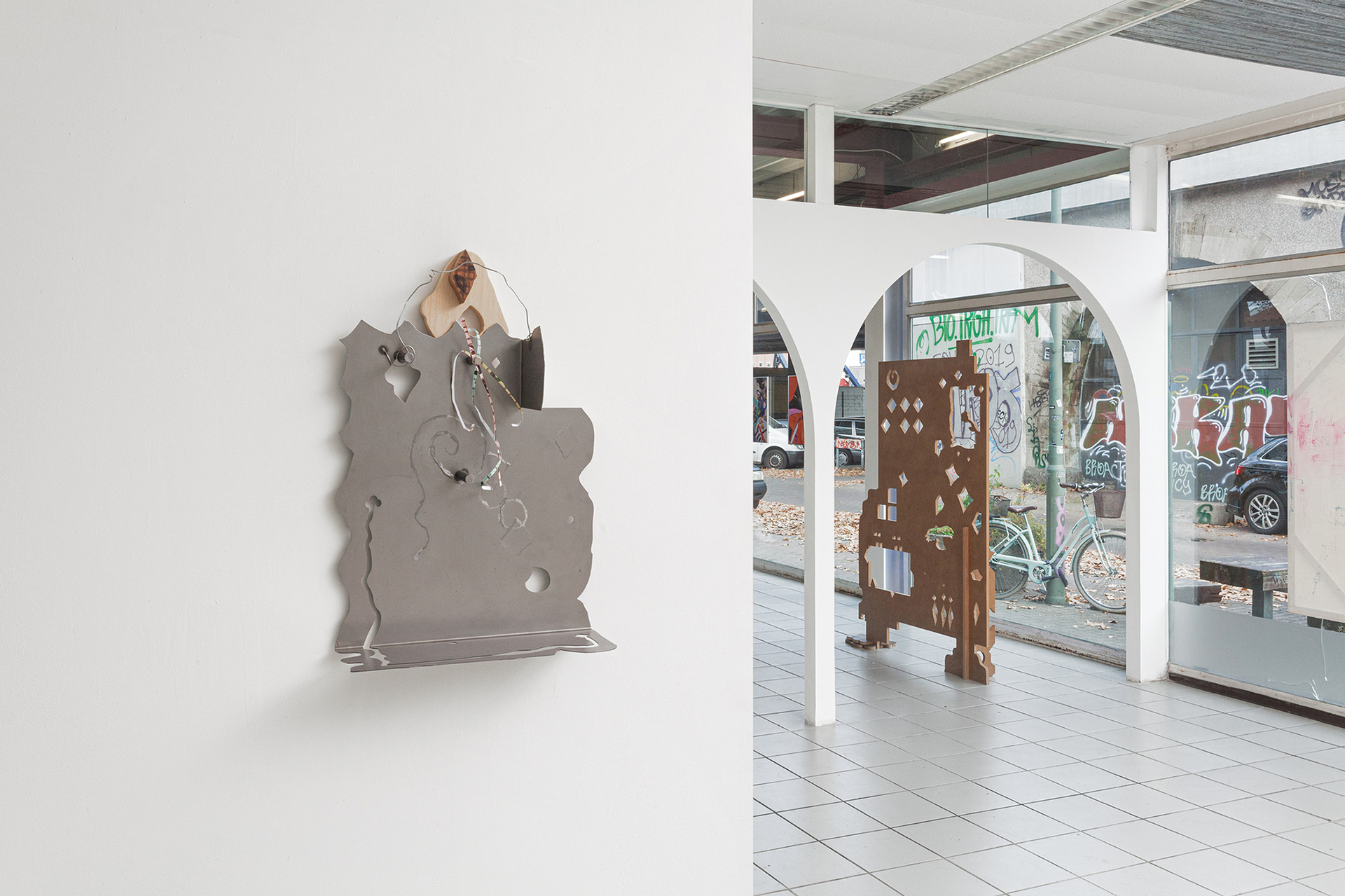 Antonia Nannt, left: What’s in your bag, 2020, steel sheet, paper strips, magnet, MDF, limewood, right: Heartbreak House (symbolism stops at my door), 2020, silkscreen on MDF, magnets, lacquer