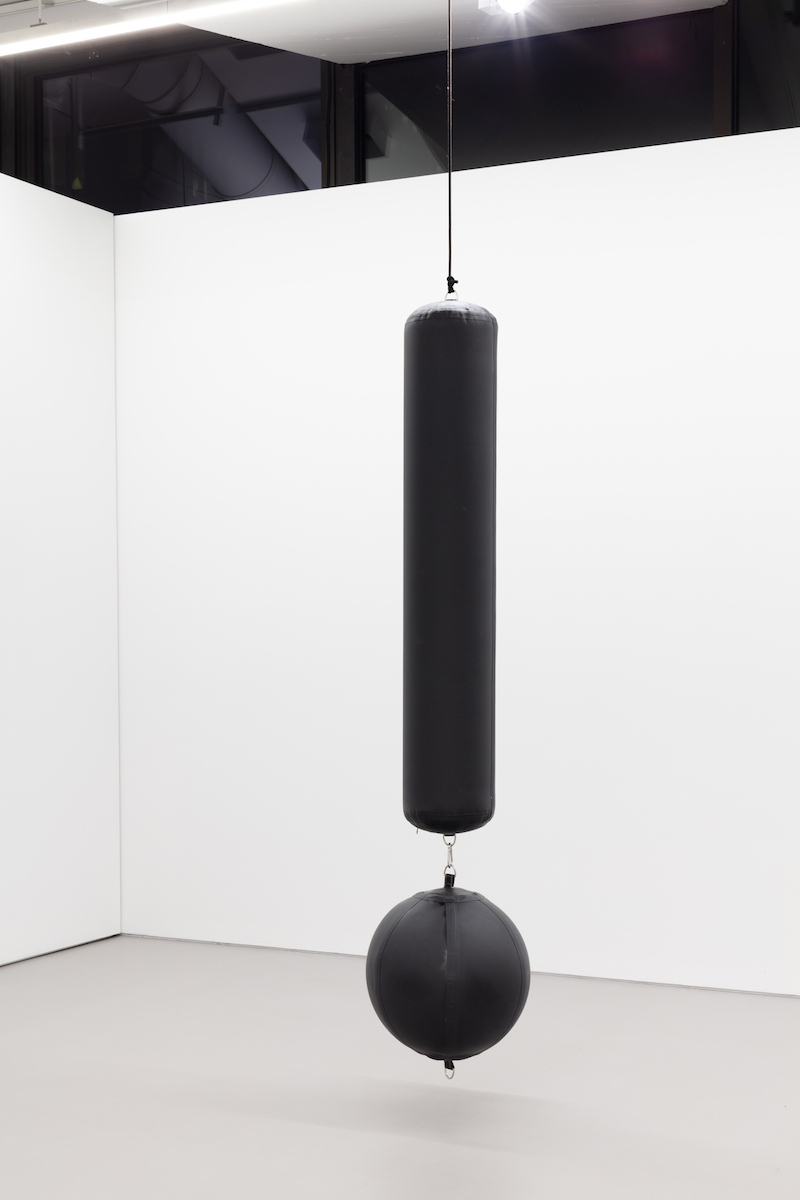 Marte Eknæs, !, 2020, PVC, air, rope, carabiner, h= 236 cm, Ø 50 cm (height includes carabinger, rope lenght variable)