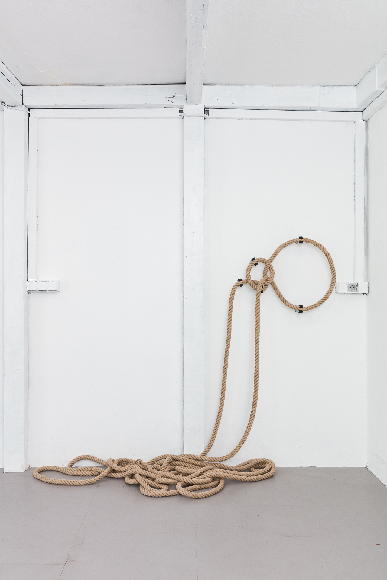 7Schirin Charlot, Round Dance, 2020, Hemp rope & device holder, 185 x 53 cm