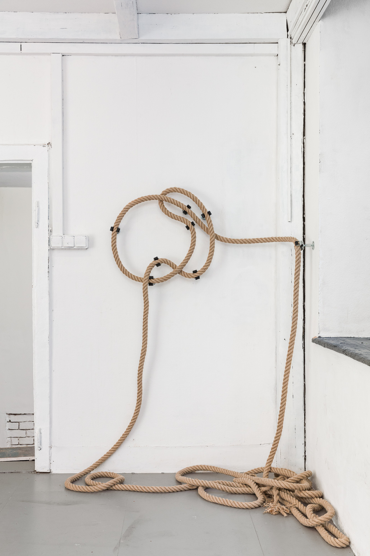 8Schirin Charlot, Round Dance, 2020, Hemp rope & device holder, 185 x 53 cm