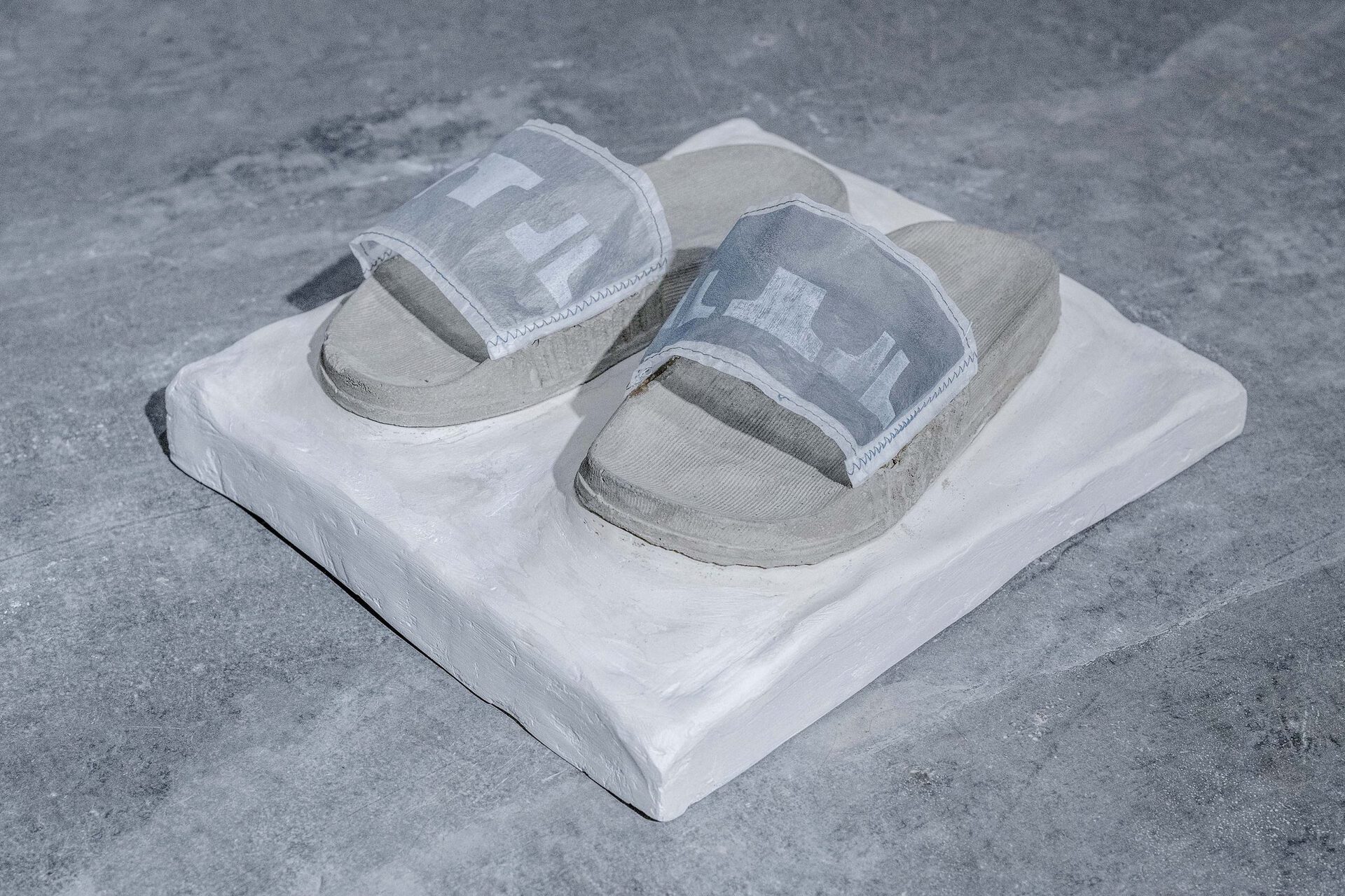 Mendreczky Karina: 37-es méret high-pressure print on japanese paper, concrete, plaster, 55 x 55 cm, 2020