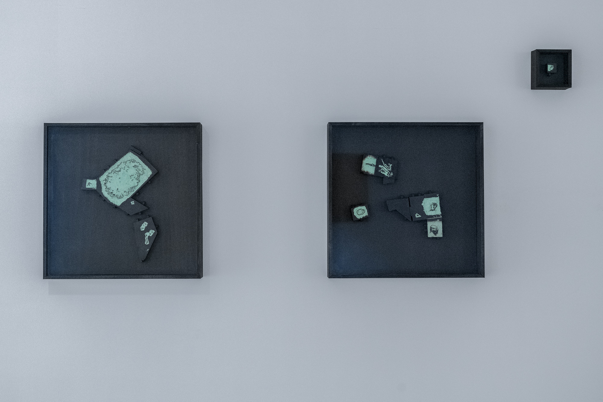 Almásy Ivor: Kihagyottak gyülemlése painted wood, antireflex glass, 41,5 × 41,5 × 7 cm és 9,5 x 9,5 x 7 cm, 2020