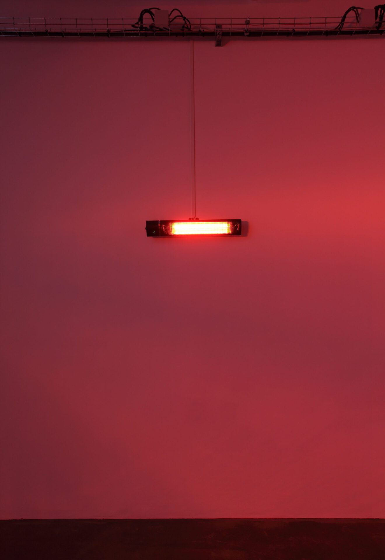 Kévin Blinderman, X, 2020, infrared radiator (63x19x19cm)