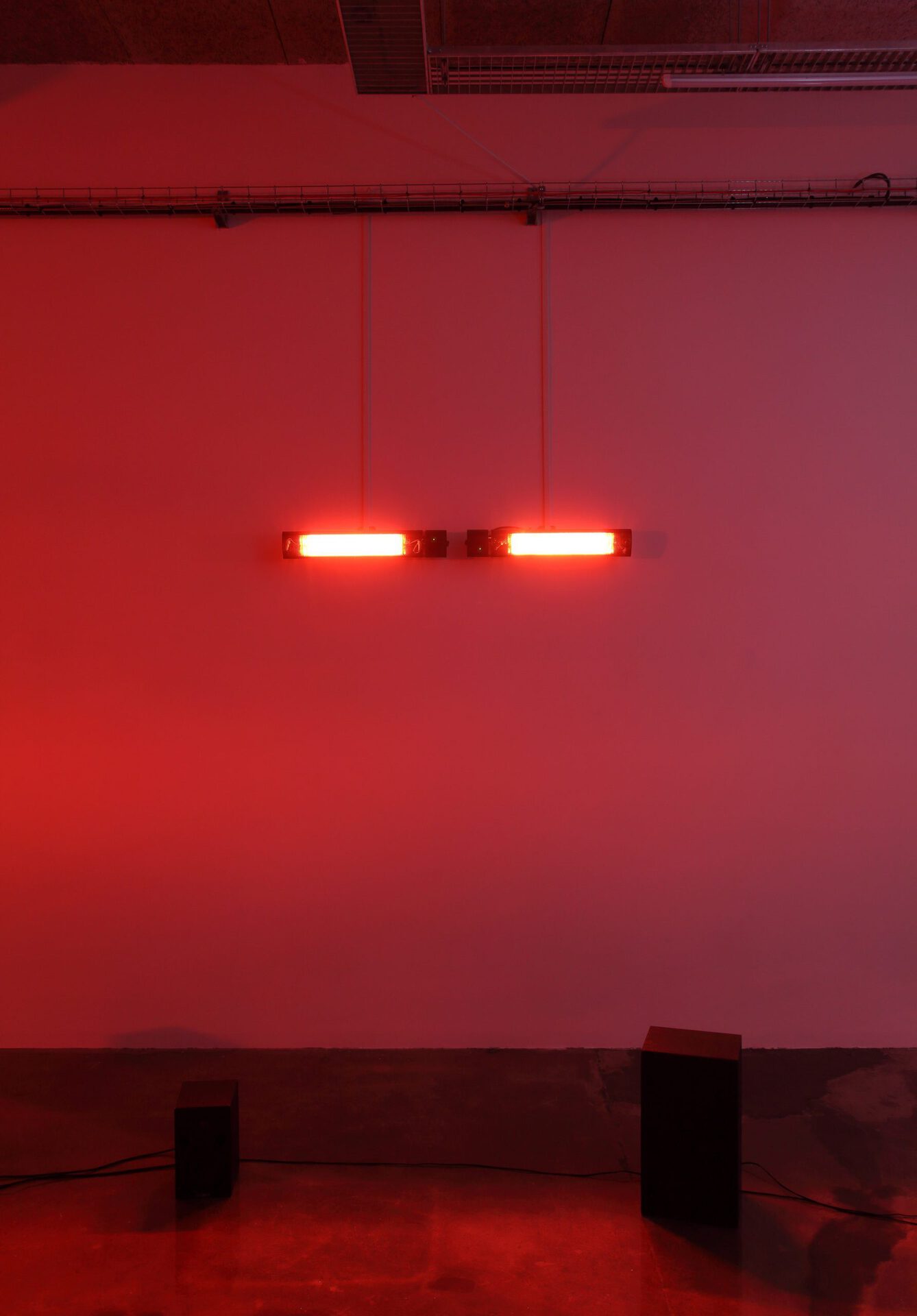 Kévin Blinderman, X, 2020, infrared radiator (63x19x19cm)