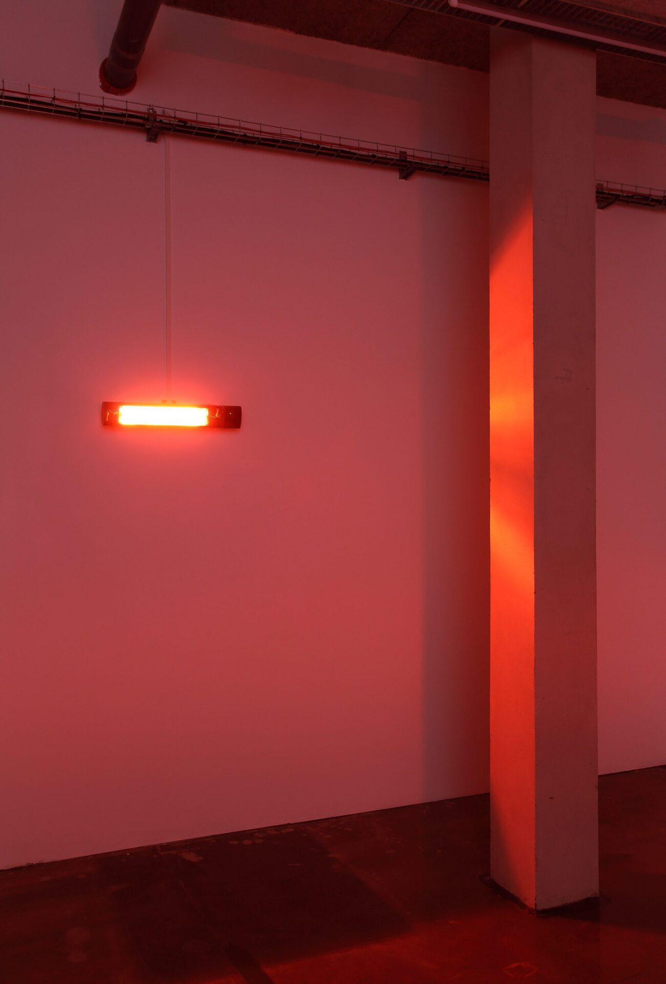 Kévin Blinderman, X, 2020, infrared radiator (63x19x19cm)