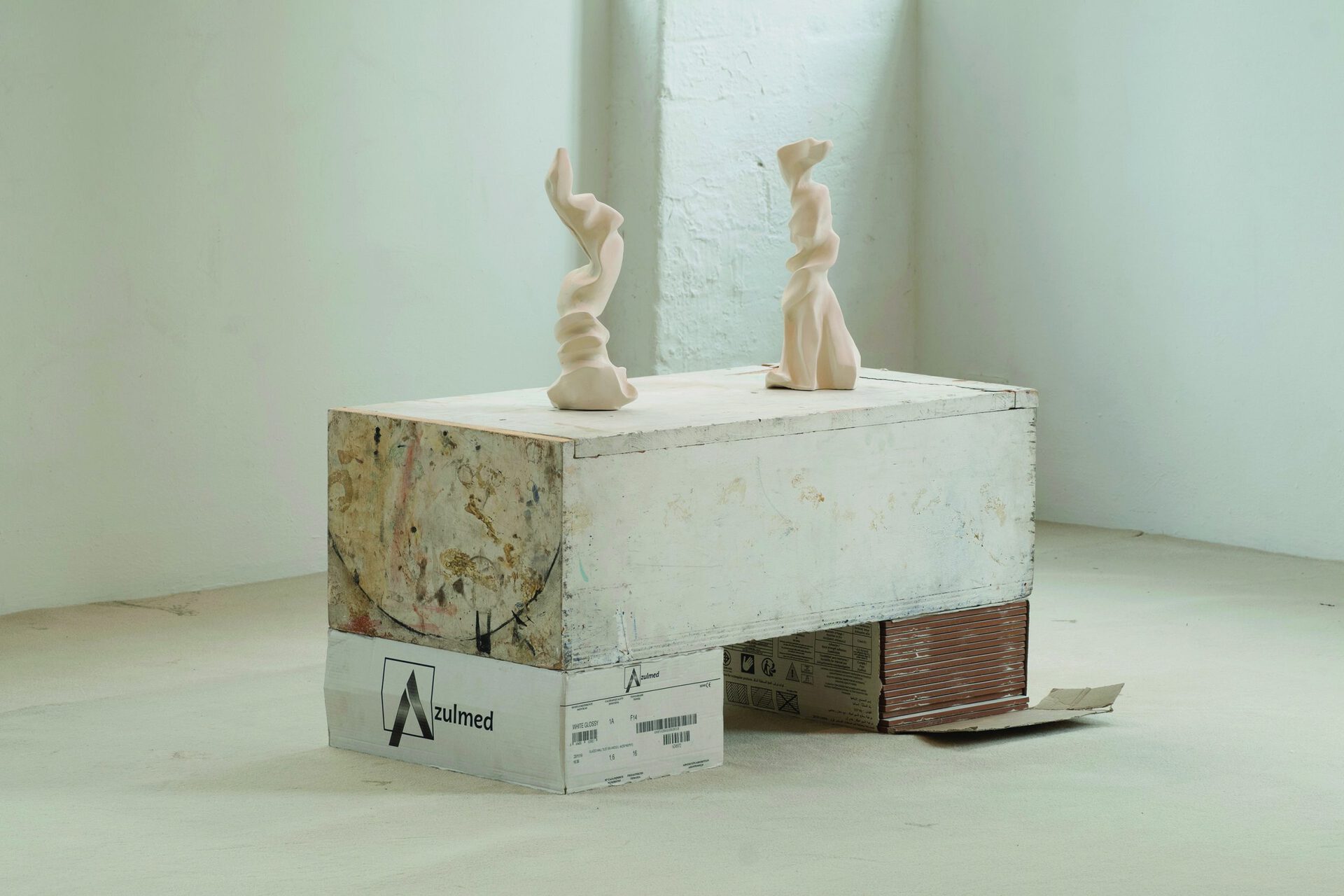 Jacent, Flammes, 2020, 2/2, fired clay, 31 x 9 x 11 cm