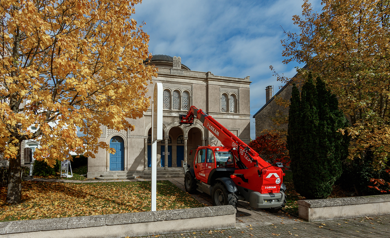 Merlin Carpenter, Untitled, 2020. Manitou 1440, 14m telescopic forklift, dimensions variable. View of the exhibition archive élastique by Merlin Carpenter, CAC-La synagogue de Delme, 2020.