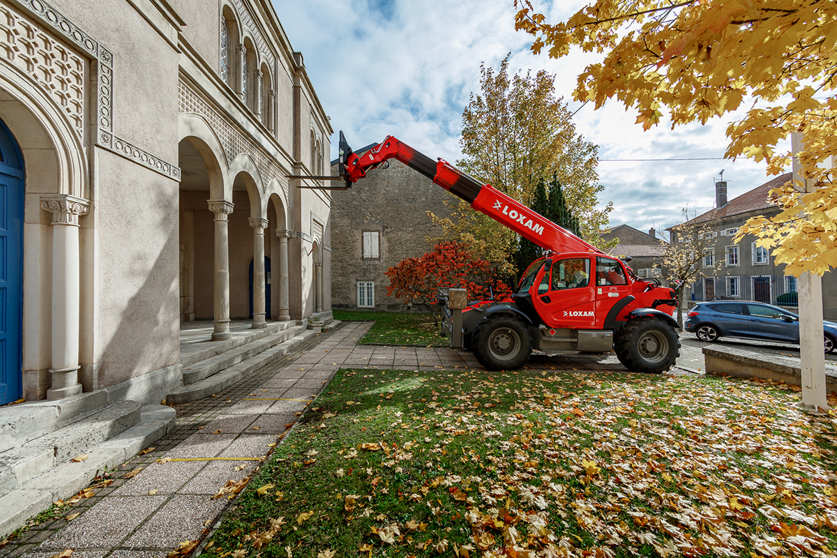 Merlin Carpenter, Untitled, 2020. Manitou 1440, 14m telescopic forklift, dimensions variable. View of the exhibition archive élastique by Merlin Carpenter, CAC-La synagogue de Delme, 2020.