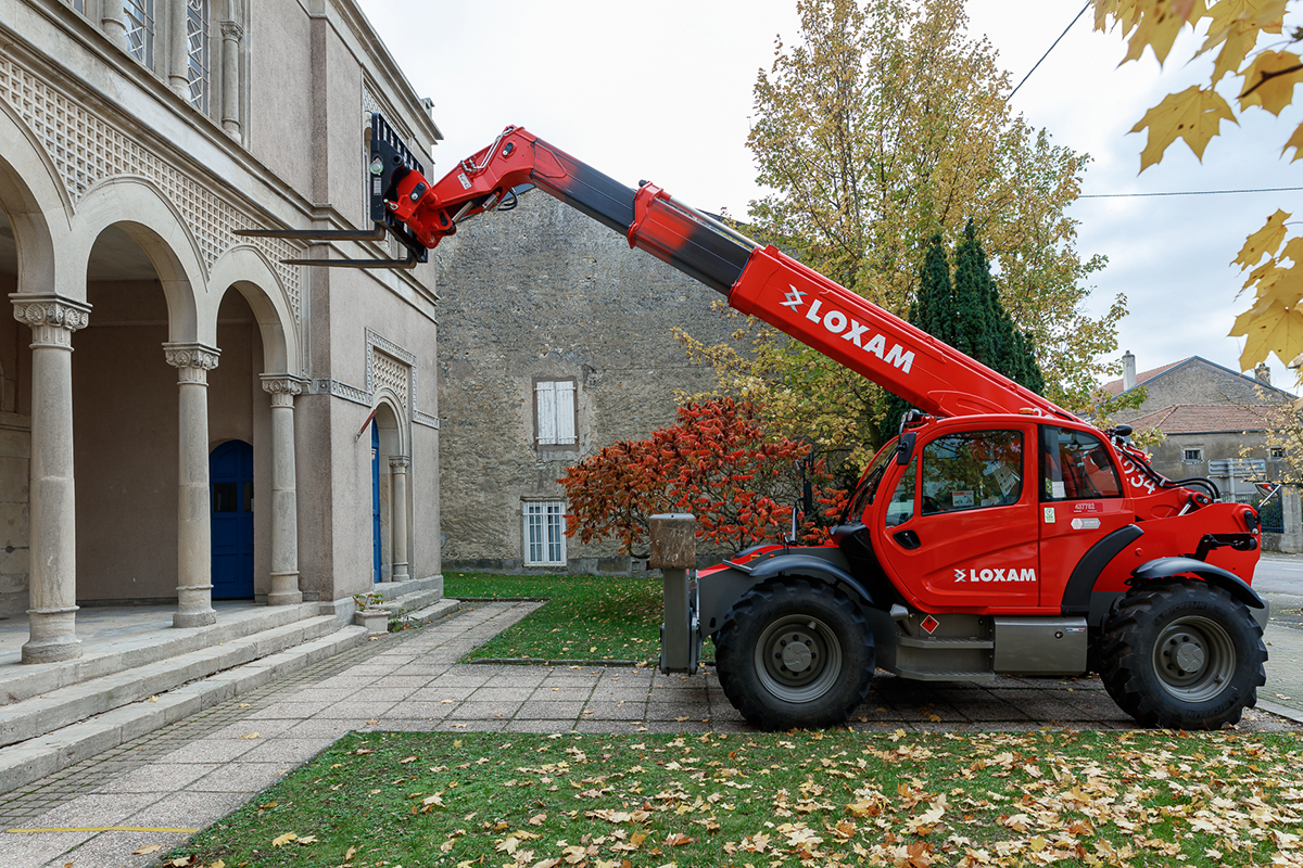 Merlin Carpenter, Untitled, 2020. Manitou 1440, 14m telescopic forklift, dimensions variable. View of the exhibition archive élastique by Merlin Carpenter, CAC-La synagogue de Delme, 2020.