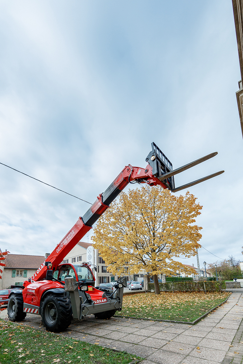 Merlin Carpenter, Untitled, 2020. Manitou 1440, 14m telescopic forklift, dimensions variable. View of the exhibition archive élastique by Merlin Carpenter, CAC-La synagogue de Delme, 2020.