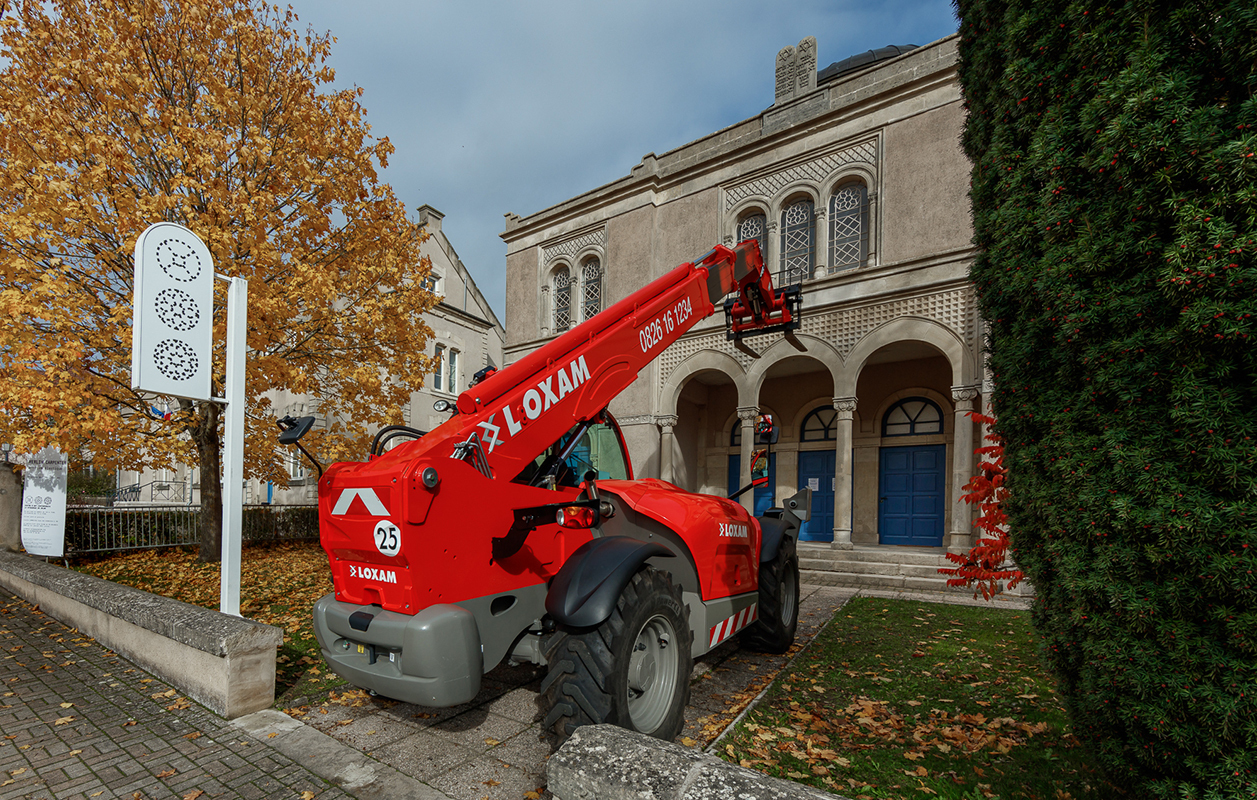 Merlin Carpenter, Untitled, 2020. Manitou 1440, 14m telescopic forklift, dimensions variable. View of the exhibition archive élastique by Merlin Carpenter, CAC-La synagogue de Delme, 2020.