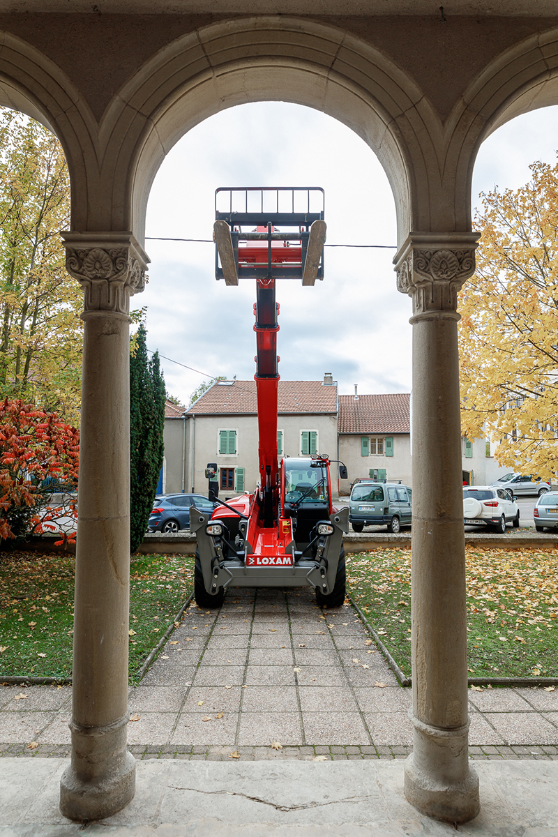 Merlin Carpenter, Untitled, 2020. Manitou 1440, 14m telescopic forklift, dimensions variable. View of the exhibition archive élastique by Merlin Carpenter, CAC-La synagogue de Delme, 2020.